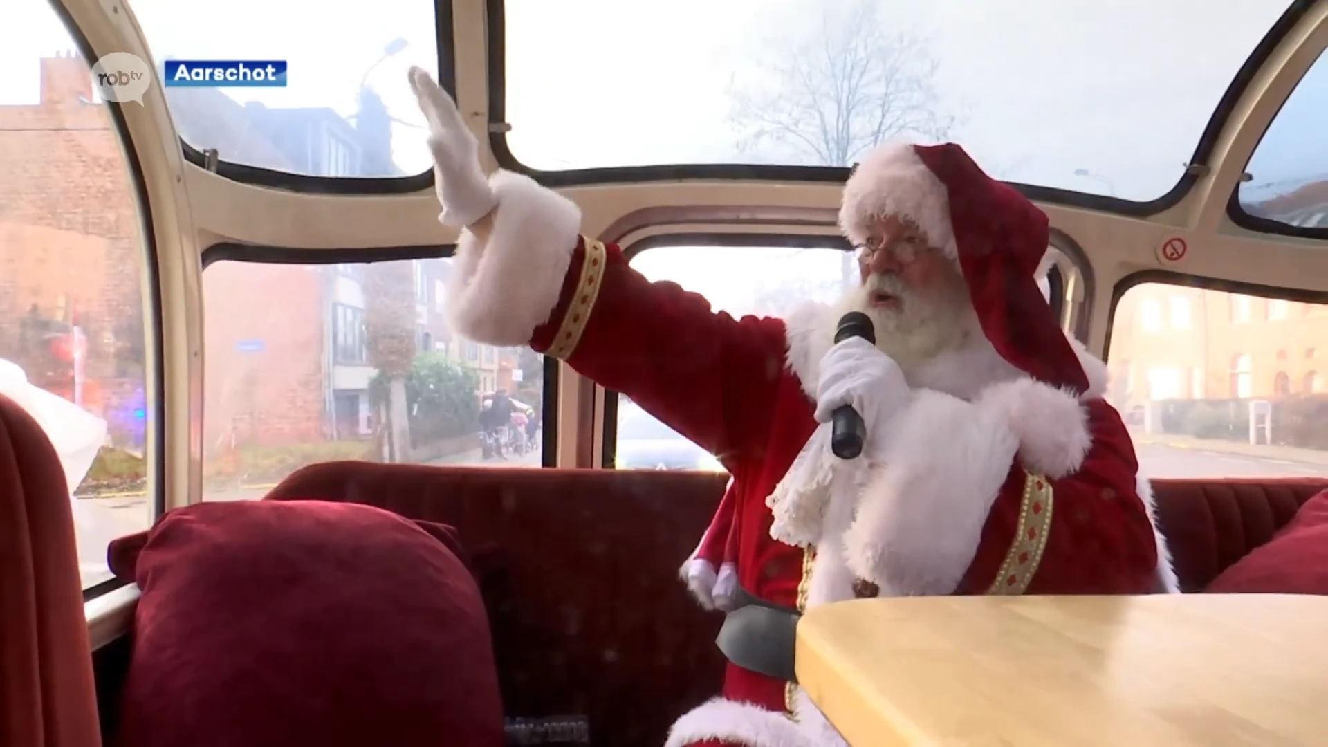 Kerstman trekt met zijn Santa Express door de Aarschotse straten