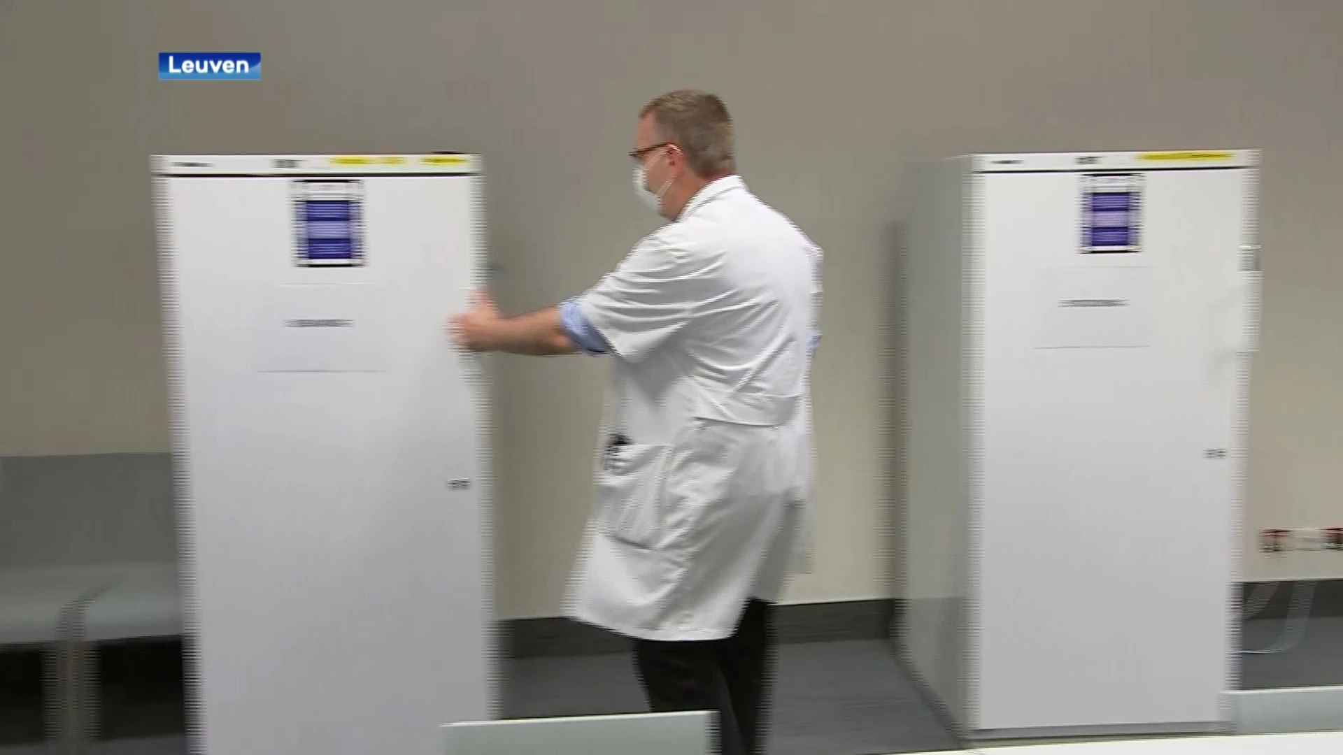 Eerste coronavaccins vertrekken van UZ Leuven naar Jos (96) in Puurs
