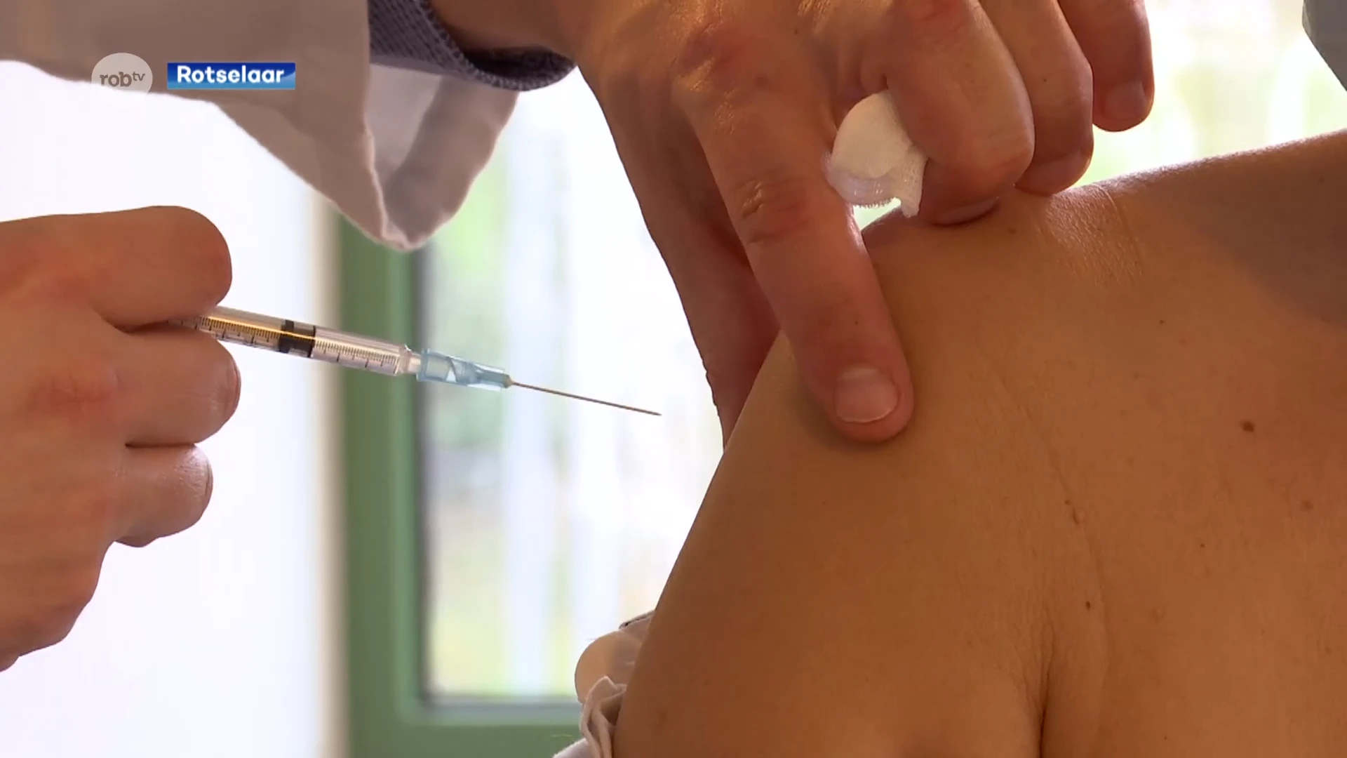 Allereerste vaccinaties in Oost-Brabant: "Ik ben heel blij, hopelijk een oplossing voor iedereen hier"
