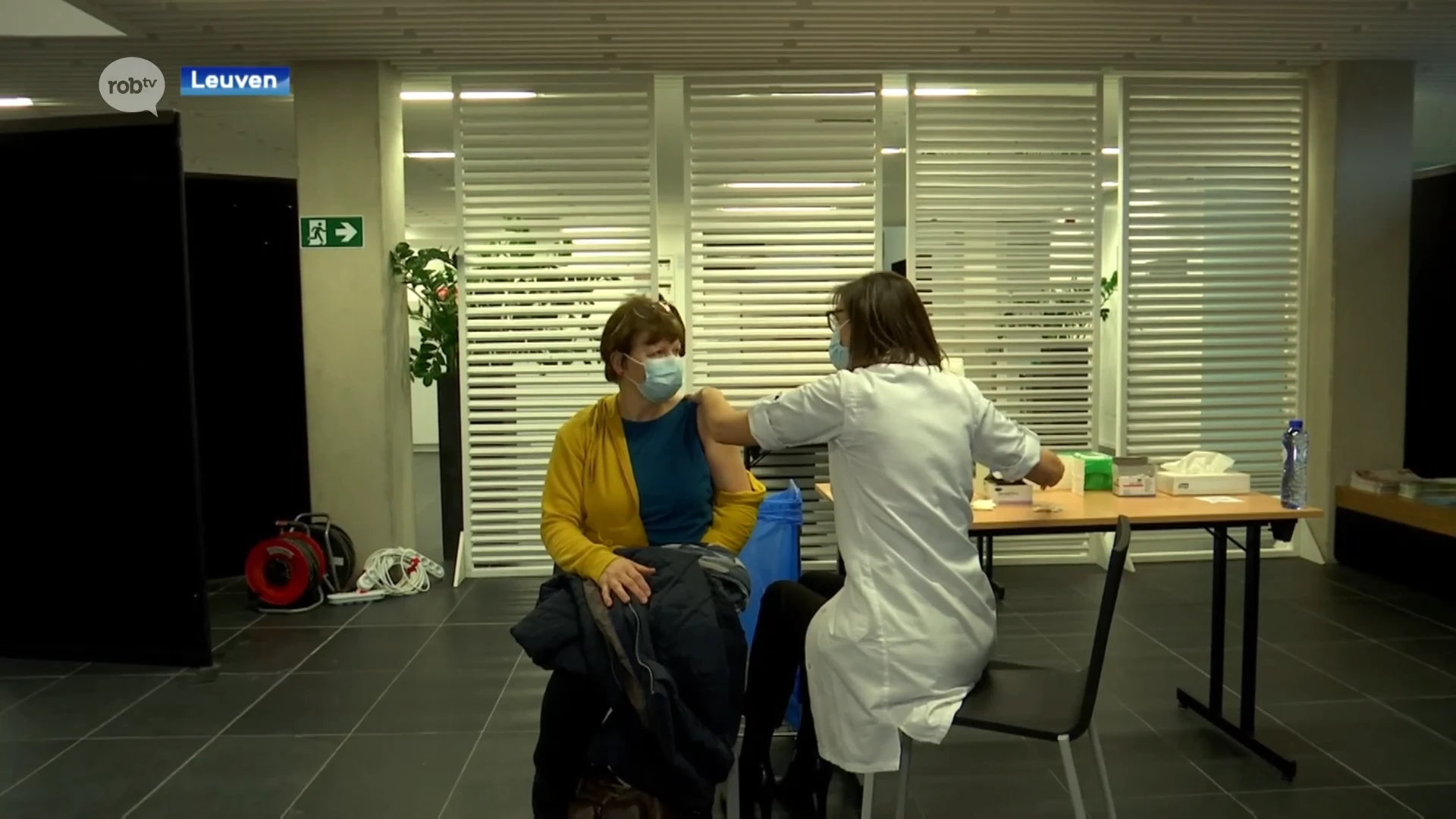 Eerste helden van de zorg krijgen coronavaccin in UZ Leuven: “Het is maar een klein prikje en doet geen pijn"