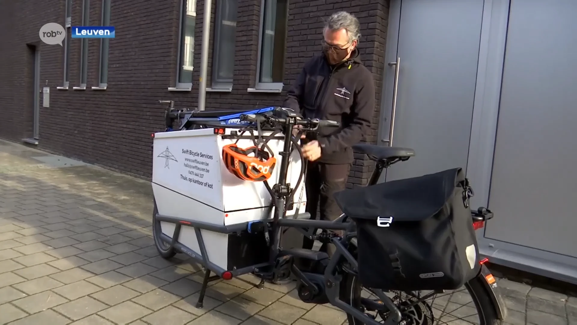 Fiets stuk? Geen probleem: deze hersteller komt met z'n eigen bakfiets aan huis!