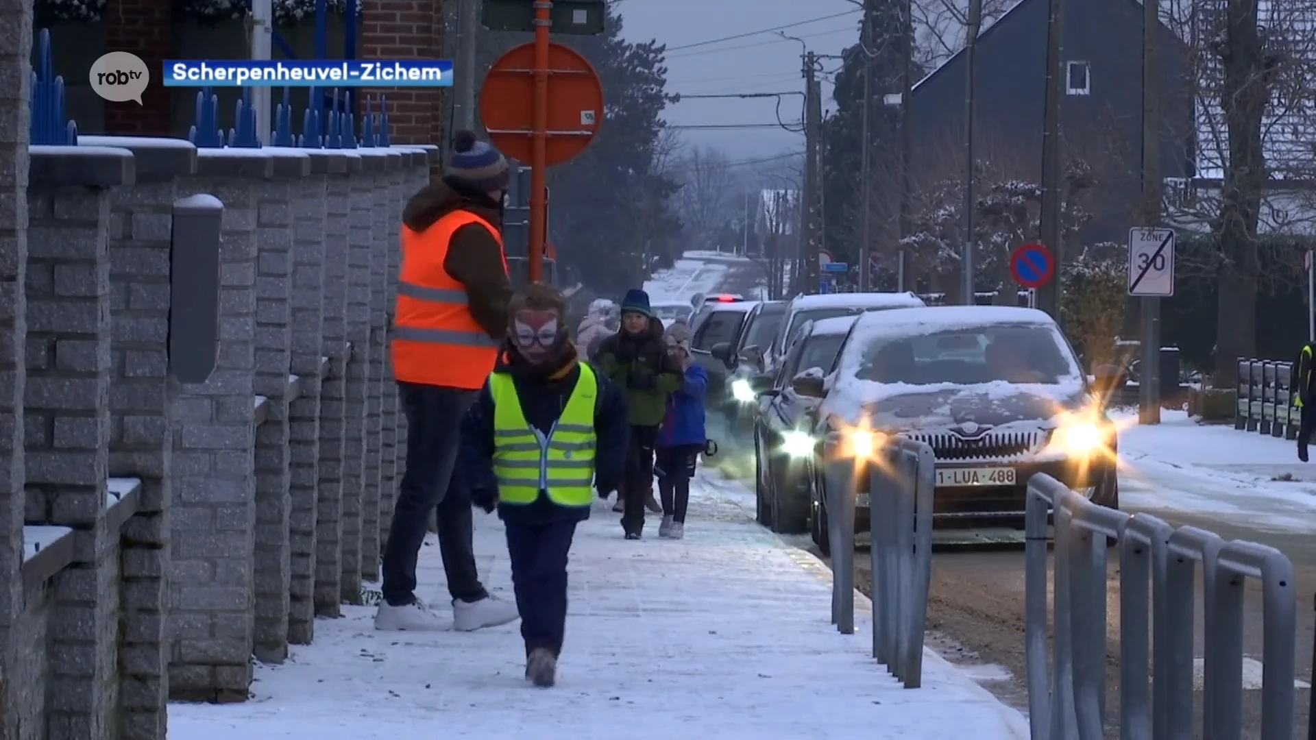 Schoolkinderen laten door sneeuw fiets even op stal in Scherpenheuvel-Zichem: "Mama reed wel heel traag met auto!"