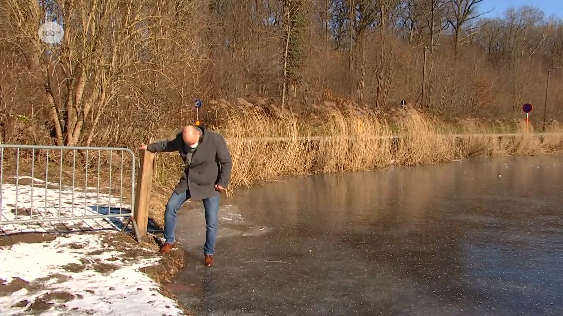 Burgemeester van Oud-Heverlee zakt door het ijs vlak voor onze camera