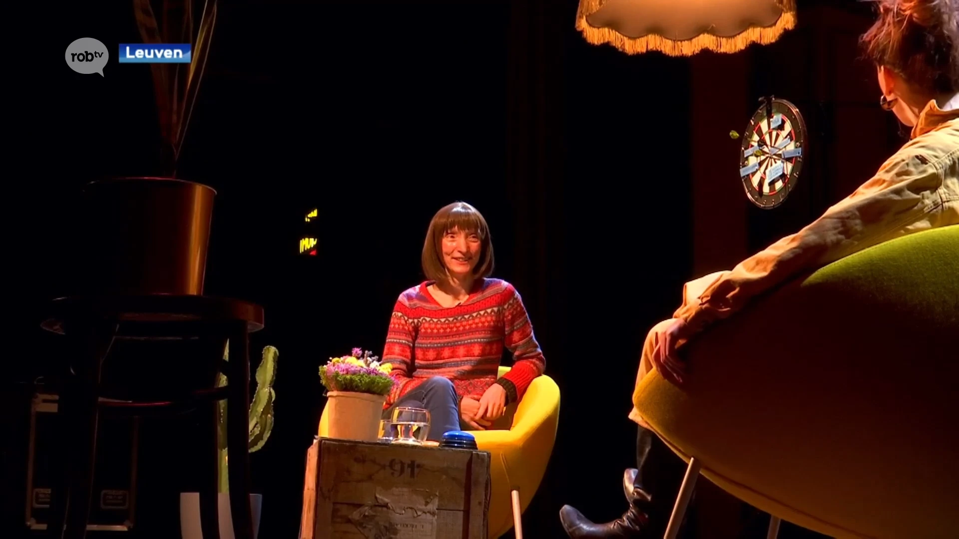 Delphine Lecompte en Joris Hessels op podium van Stadsschouwburg Leuven voor online reeks