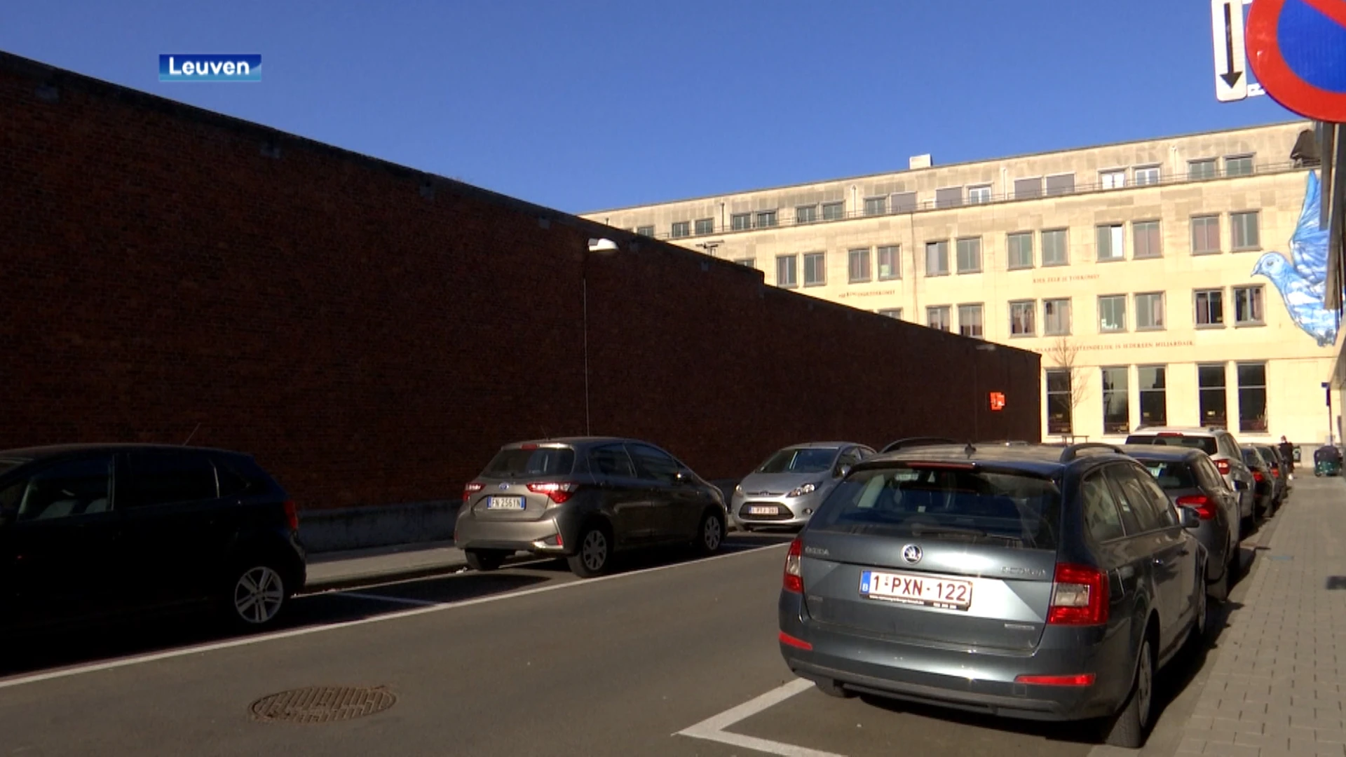 Meer pakjes met gsm's, drugs en messen over muur van hulpgevangenis Leuven gegooid