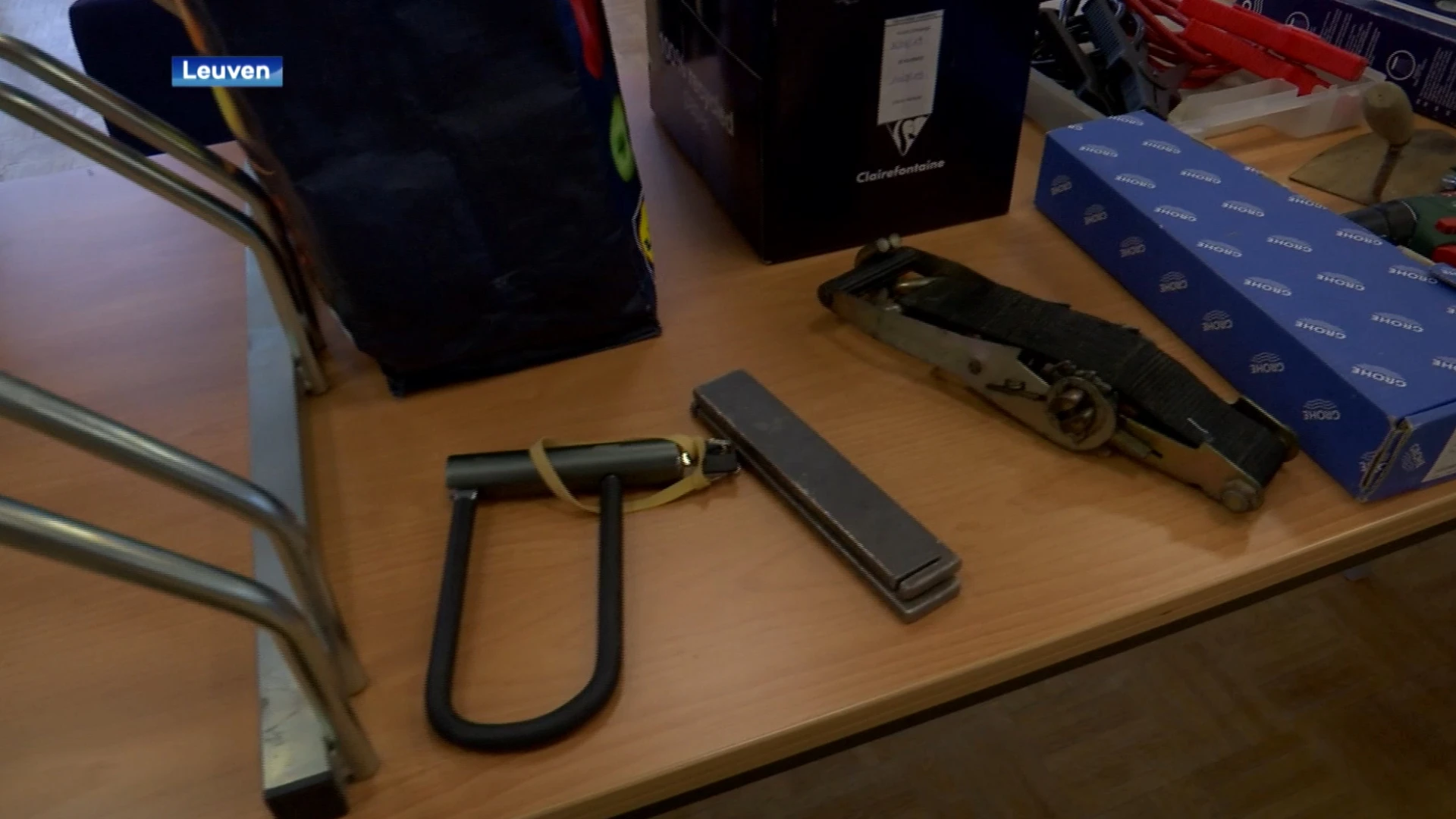 Buggy's, boormachines, veel kleren en 308 gsm's: Stad en Politie Leuven schenken verloren voorwerpen aan vzw's
