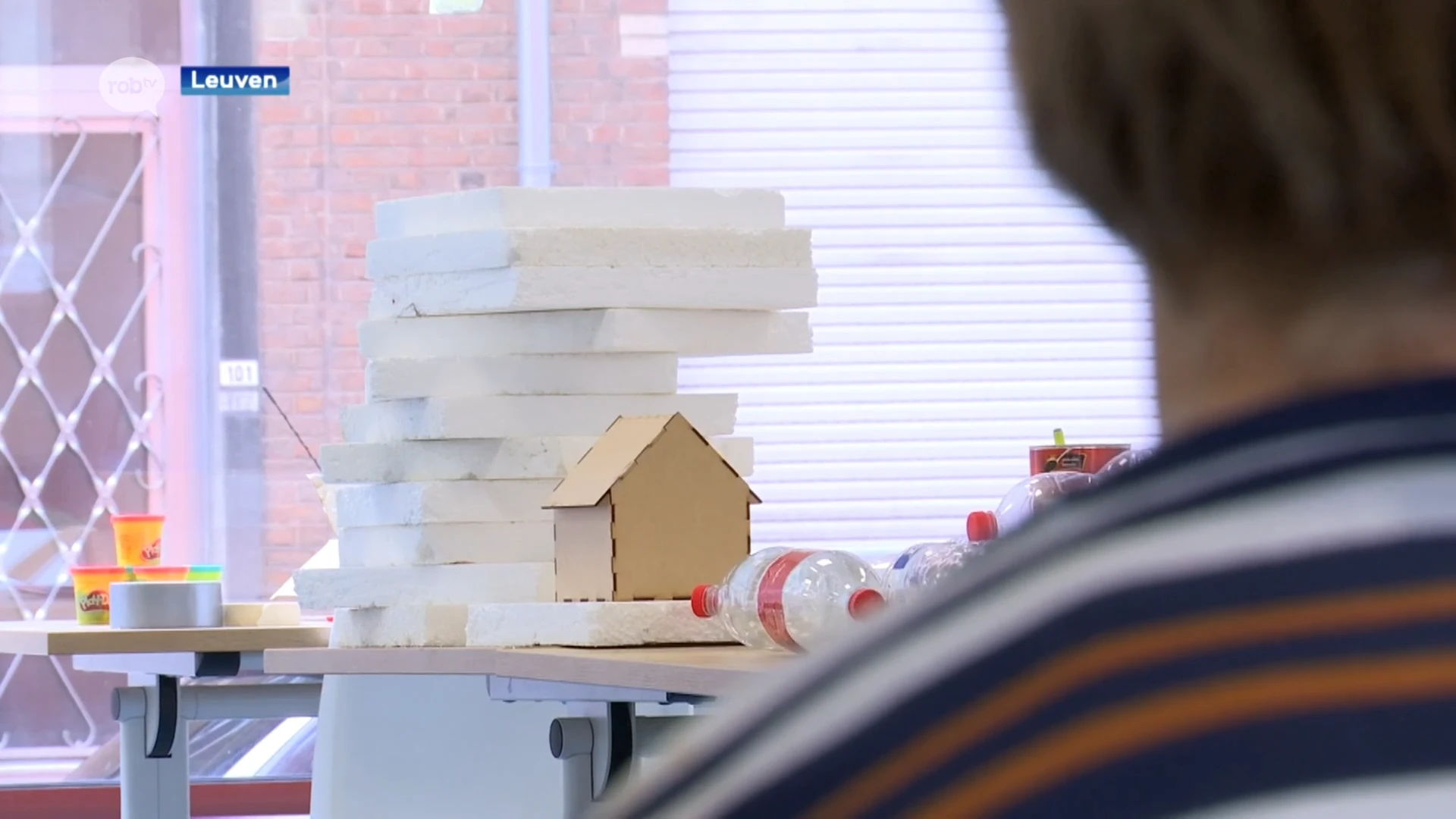 Paaskampjes voor iedereen: vier kinderen met gedrags- en emotionele problemen leren drijvende huizen bouwen