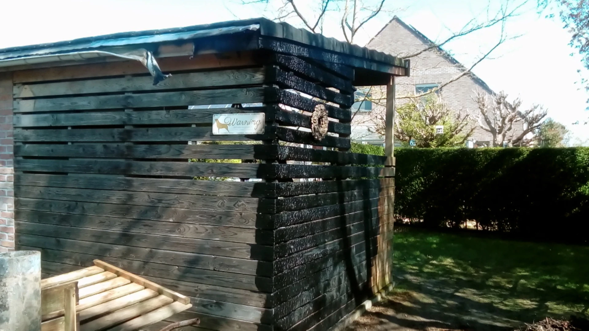 Twee tuinhuizen vatten vuur na zelfontbranding in composthoop