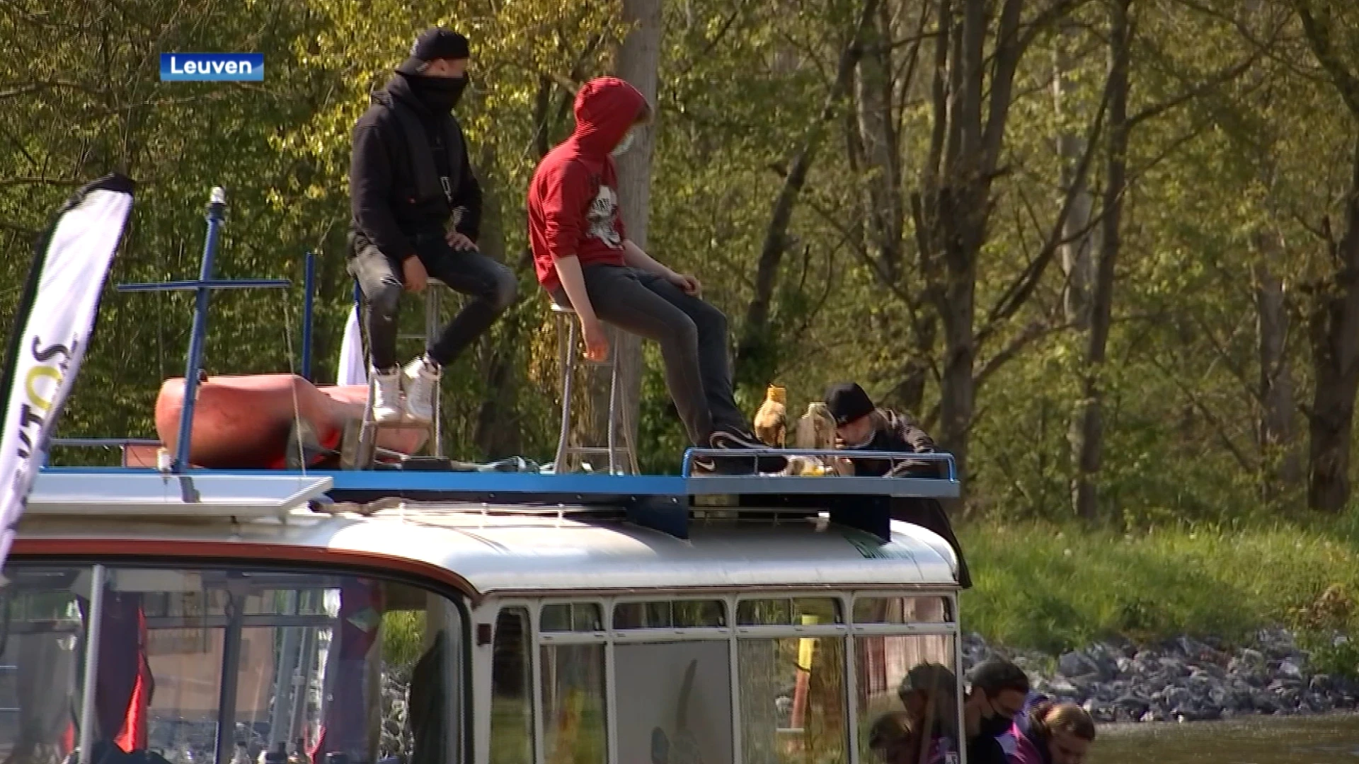 Arktos ruimt samen met jongeren zwerfvuil op langs de Leuvense vaart