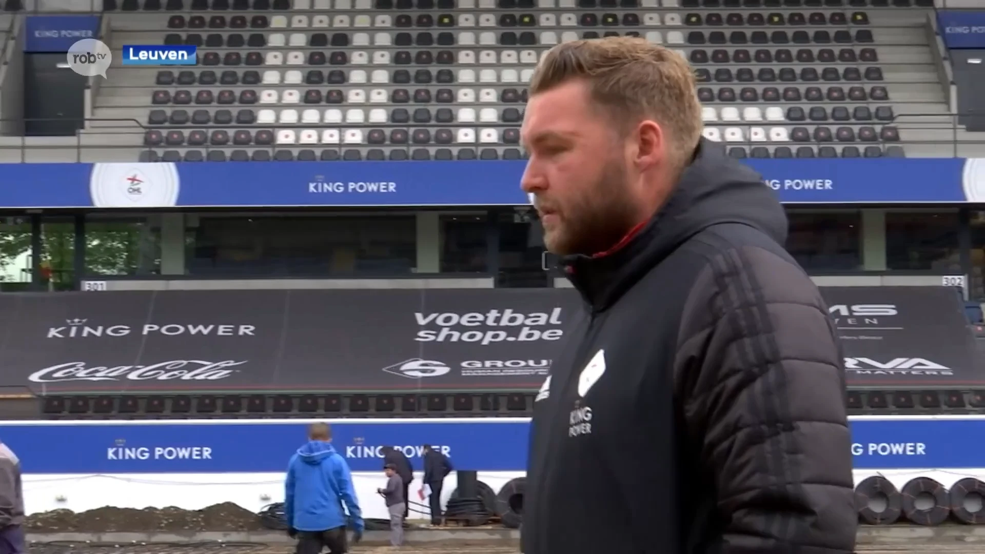 Oliver Makin uit het Verenigd Koninkrijk leidt de aanleg van de nieuwe grasmat op OHL: "Het is een levensstijl voor mij"