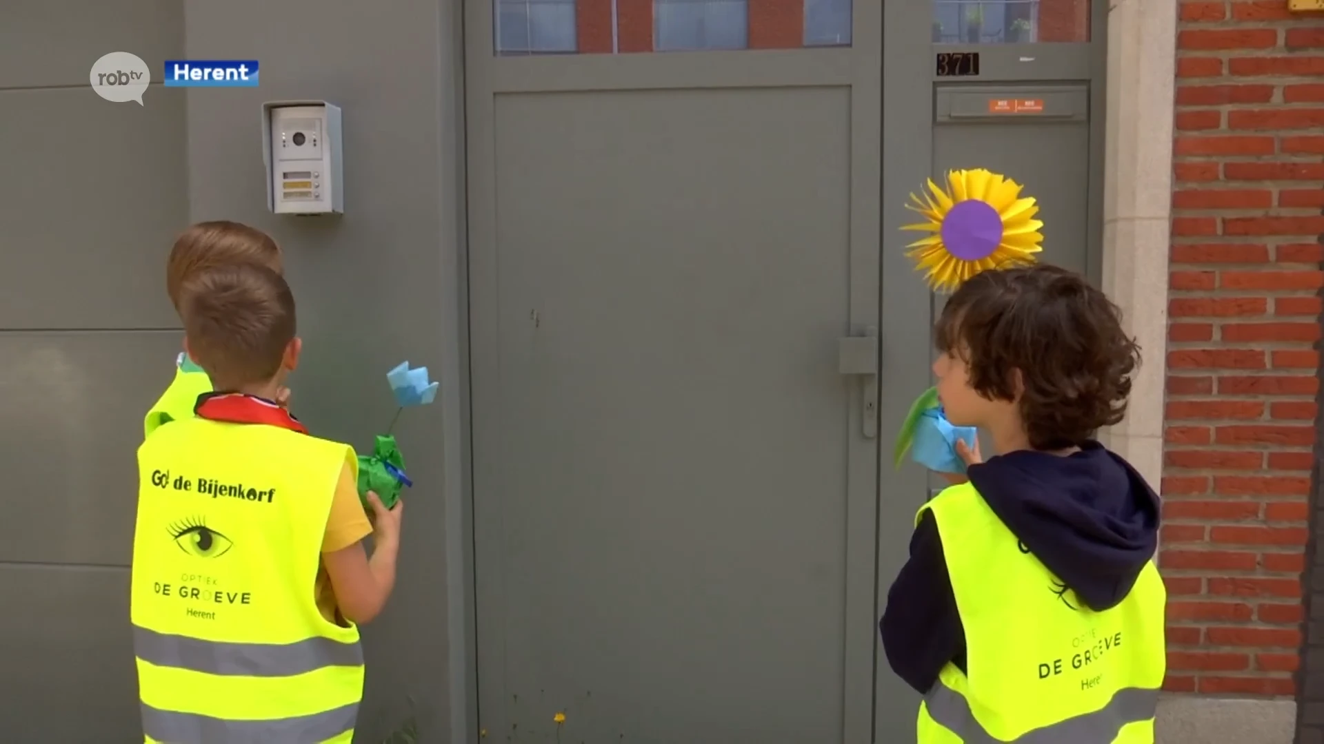 Leerlingen van De Bijenkorf in Herent verrassen de buurt met zelfgemaakte bloemen: "Dit is zo lief!"