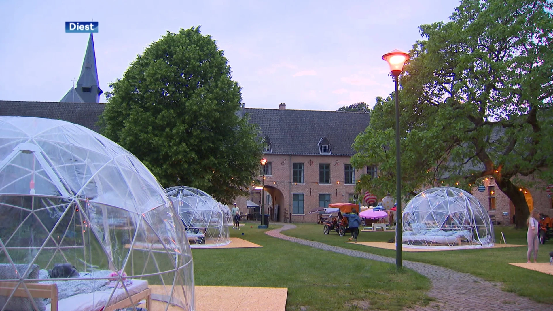 Papa's en kinderen logeren in bubbeltenten aan het Begijnhof in Diest