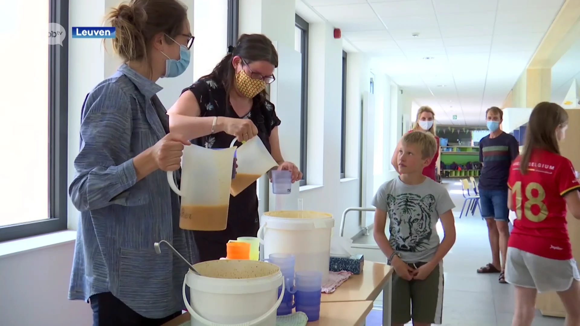 RobinFood@School deelt soep uit van geredde groenten