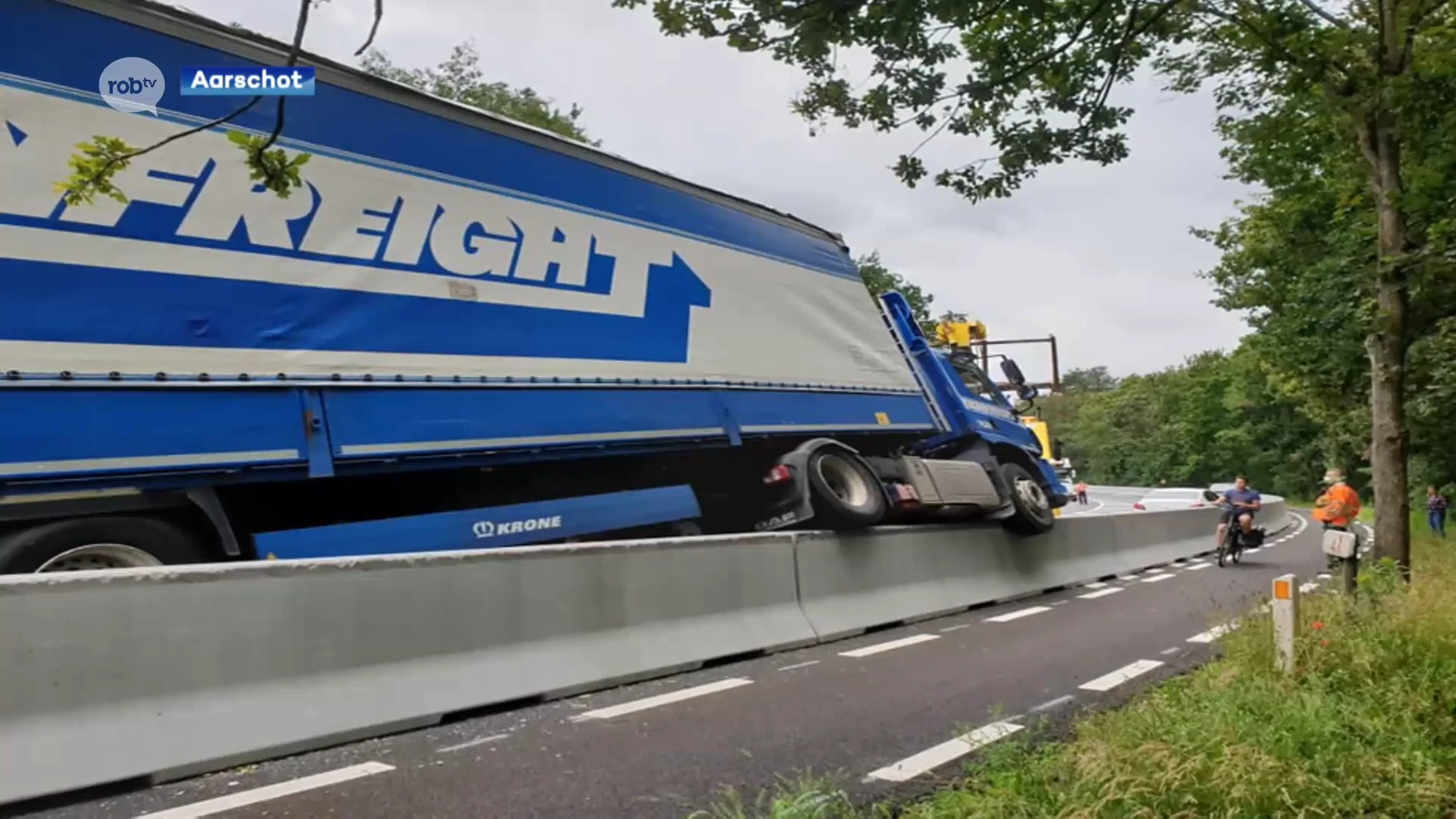 Werken aan de Ter Heidelaan in Aarschot zorgen voor verwarring: vrachtwagen rijdt zich al meteen vast