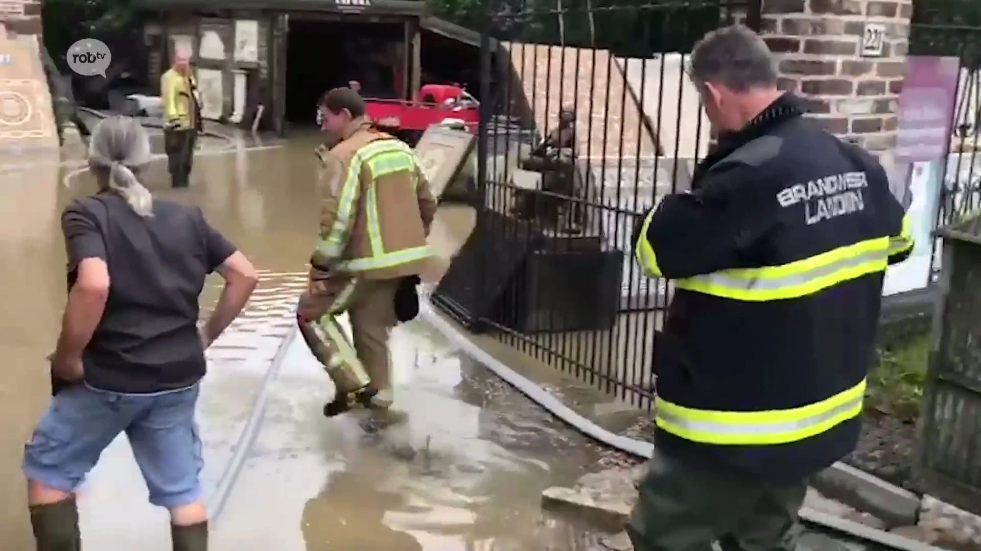 Gigantische schade bij antiekzaak Amfora in Linter: winkel volledig onder water