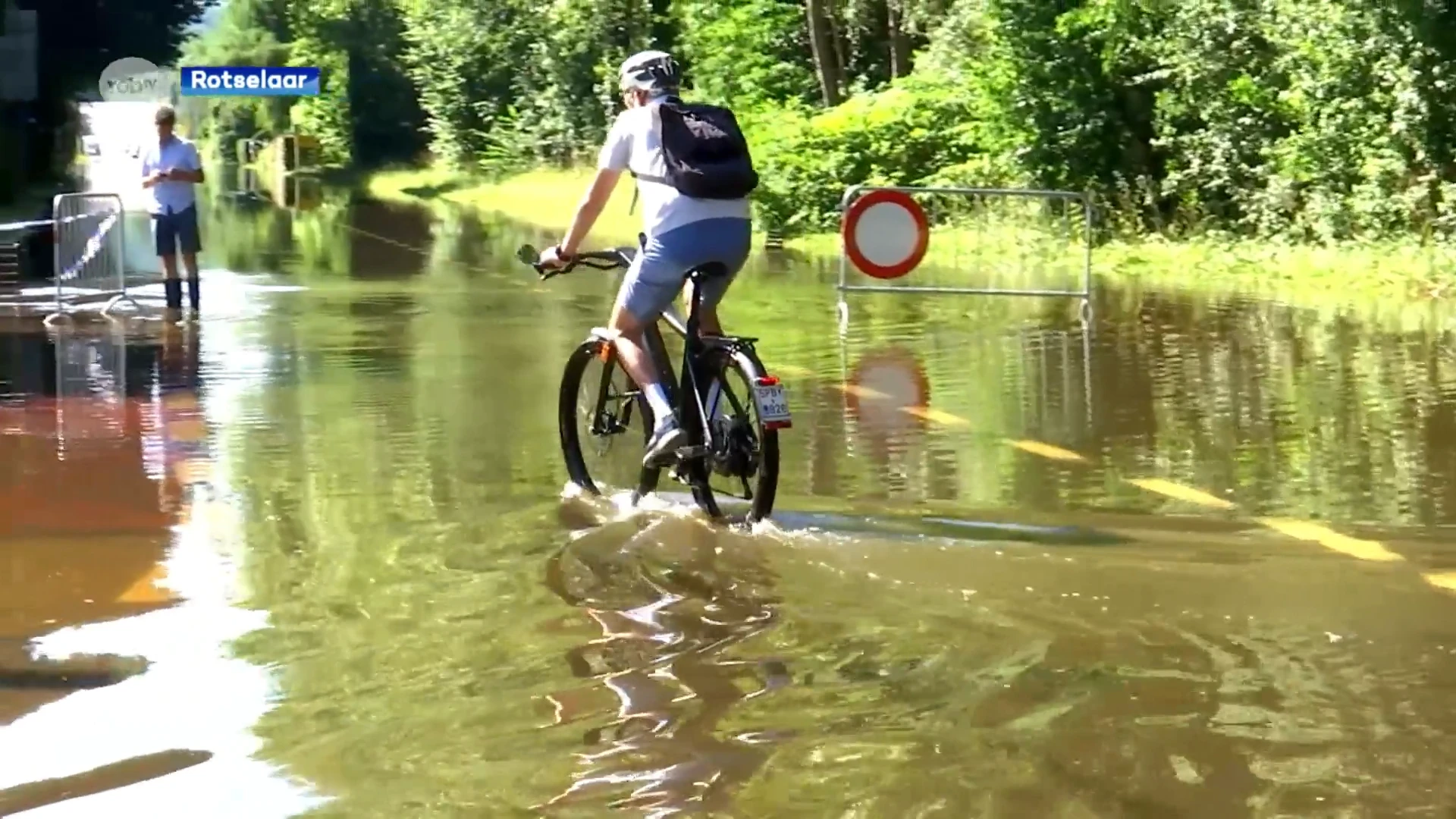 Op verschillende plaatsen is het nog altijd opletten geblazen: "Water zakt zeer, zeer, zeer traag"