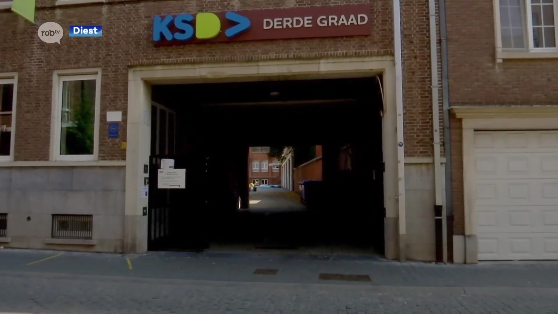 10 scoutsleden brengen samen isolatie door in schoolgebouwen in Diest
