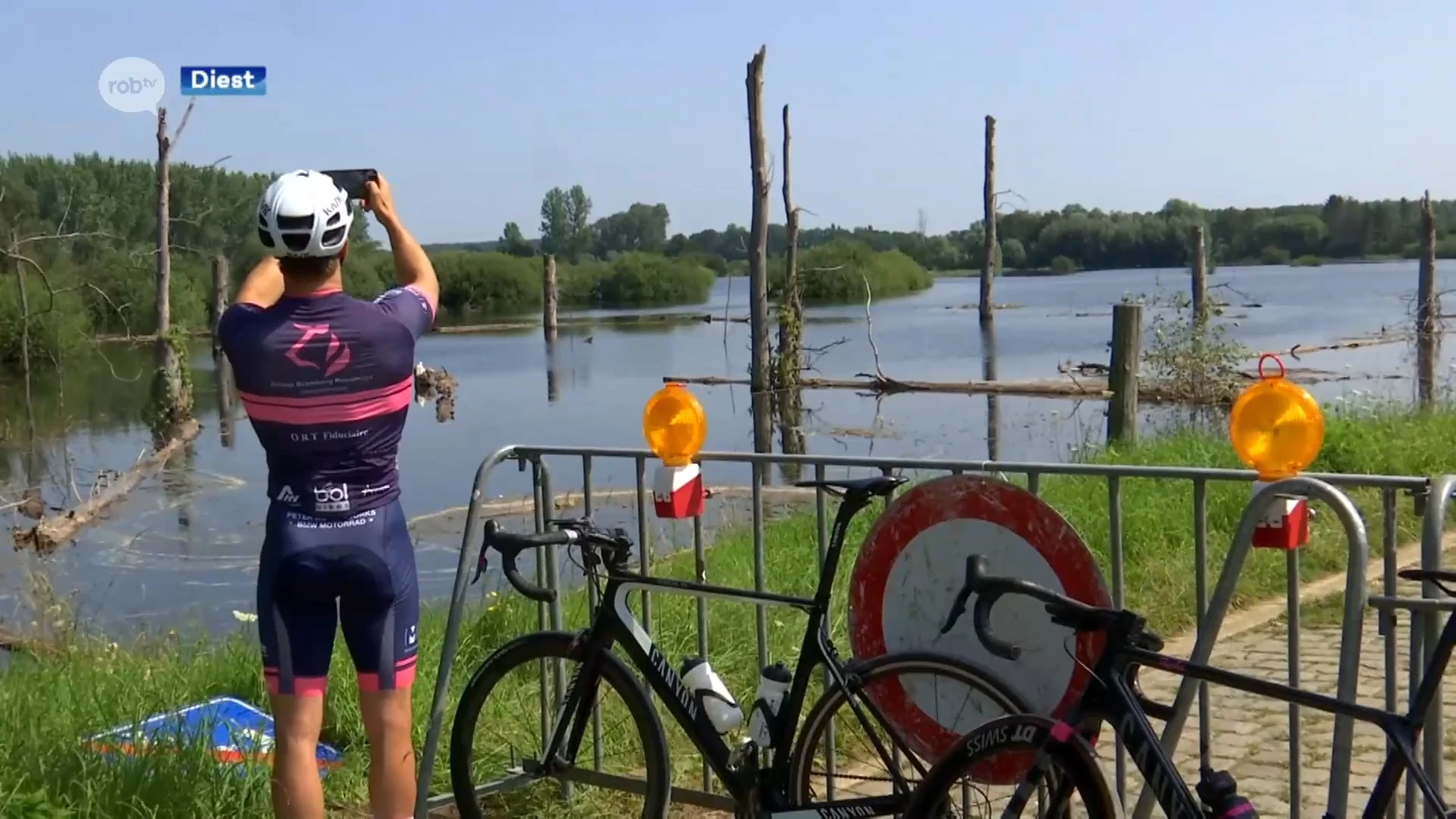 Het Webbekoms Broek is volledig gevuld met water en daardoor tijdelijk ontoegankelijk voor fietsers en voetgangers