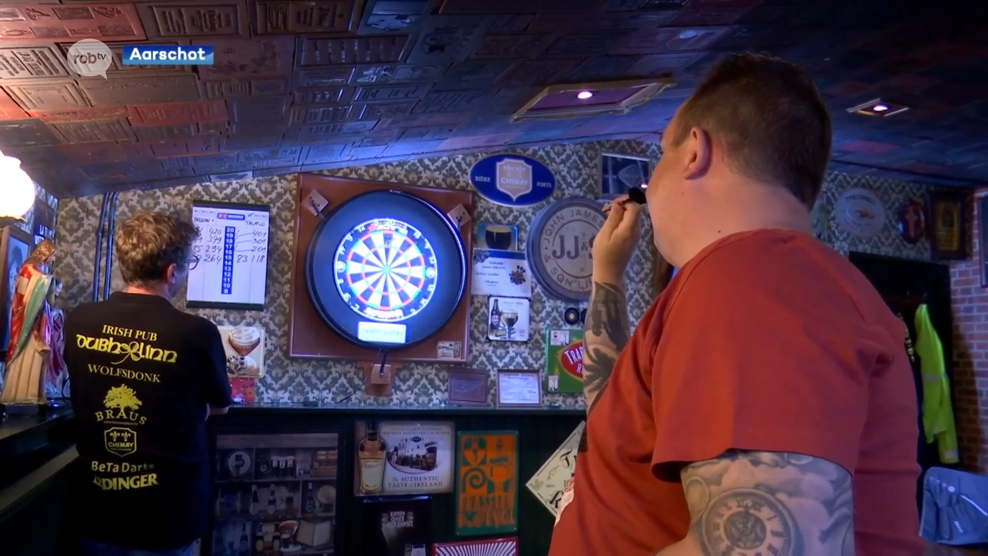 Kim The Hurricane Huybrechts speelt pot darts in Irish Pub in Wolfsdonk: "Biertje drinken, pijltje gooien, plezier maken"