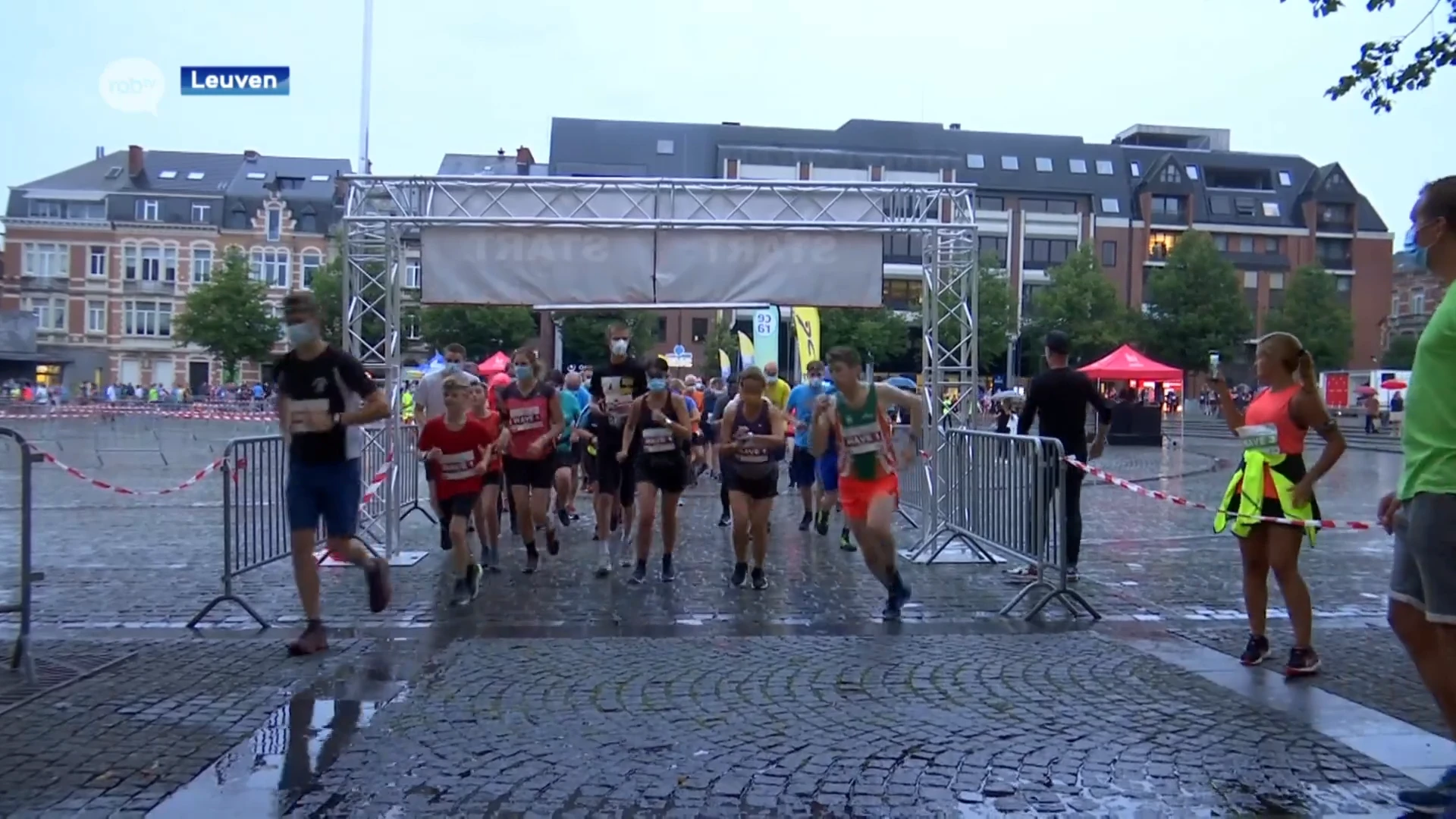 Lopers doorkruisen donkere binnenstad tijdens Leuven Night Run: "Heel plezant en lekker nat"