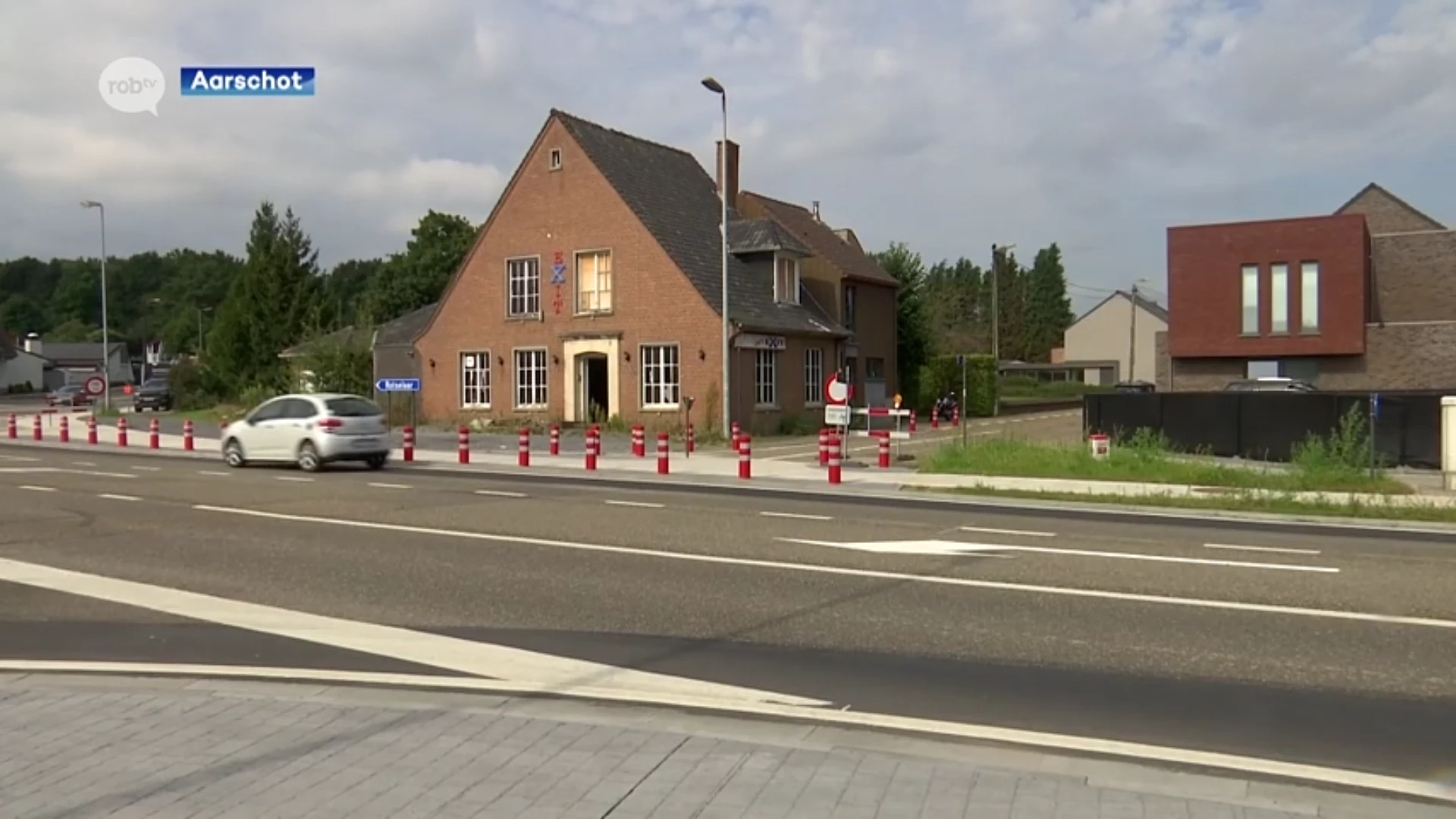 Kruispunt in Gelrode veiliger maar buurtbewoners hebben overlast: 'Ik had toen het gevoel dat mijn gevel als vangrail gebruikt werd'