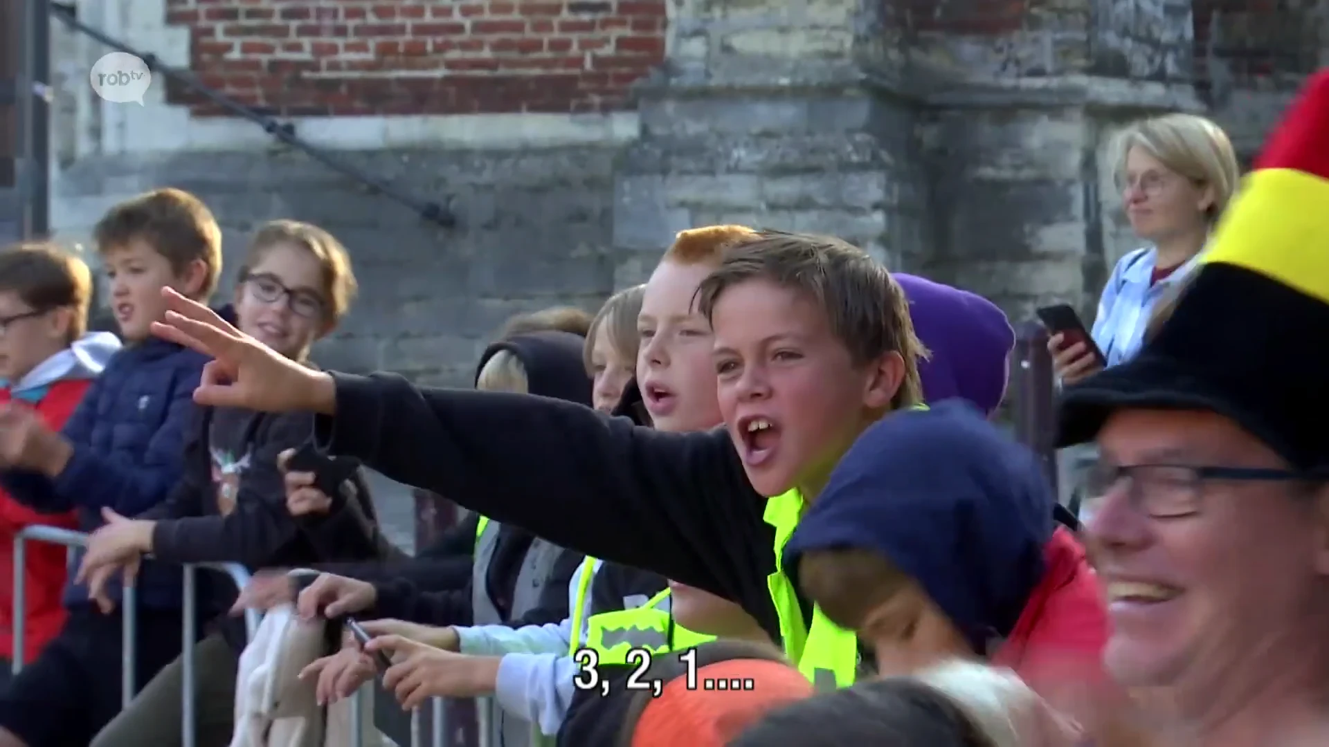 Leerlingen Heilige Drievuldigheidscollege Leuven moedigen voorbijrijdende renners aan