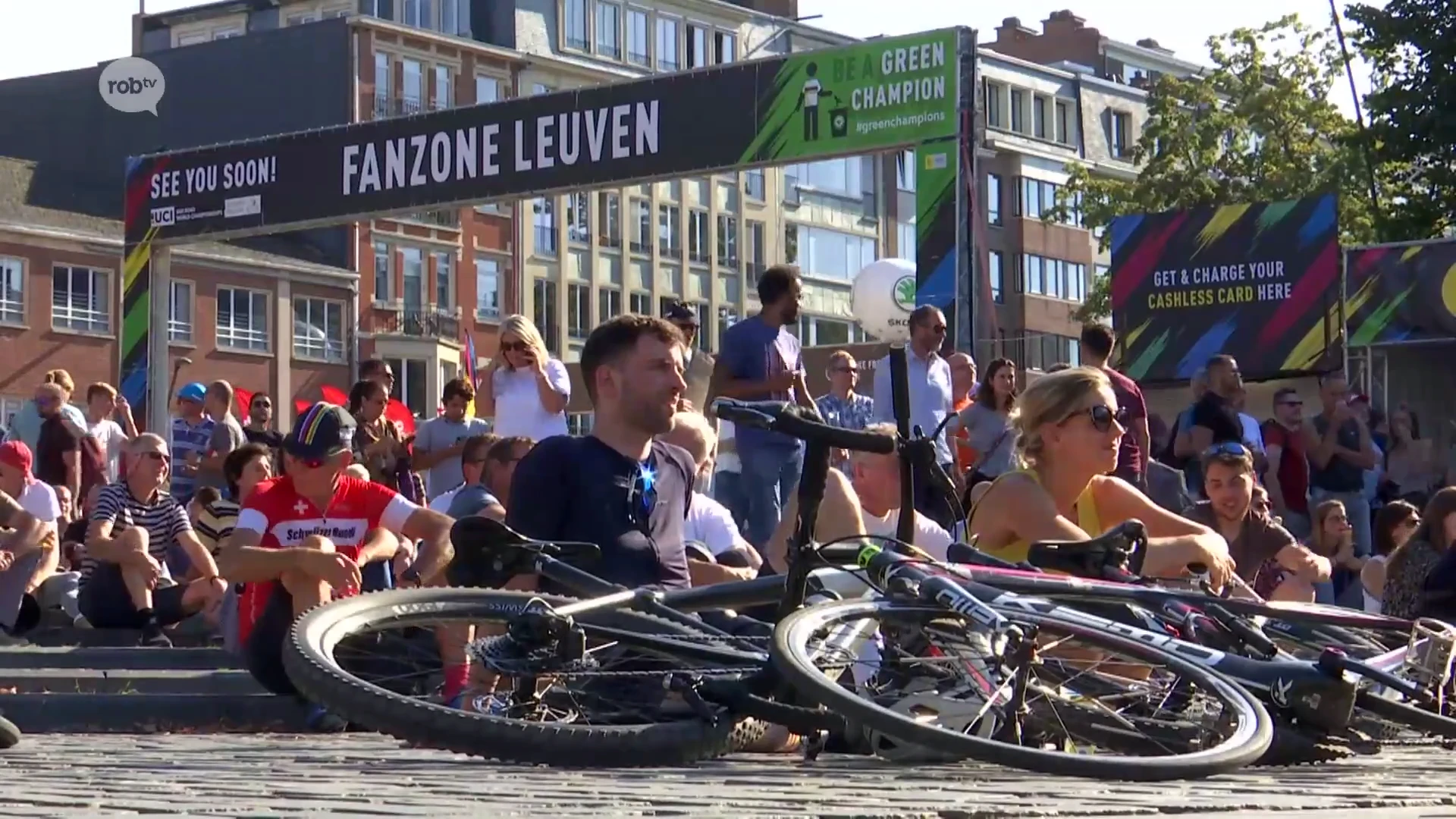 Honderden mensen zakten vanmiddag af naar de fanzone op het Ladeuzeplein in Leuven