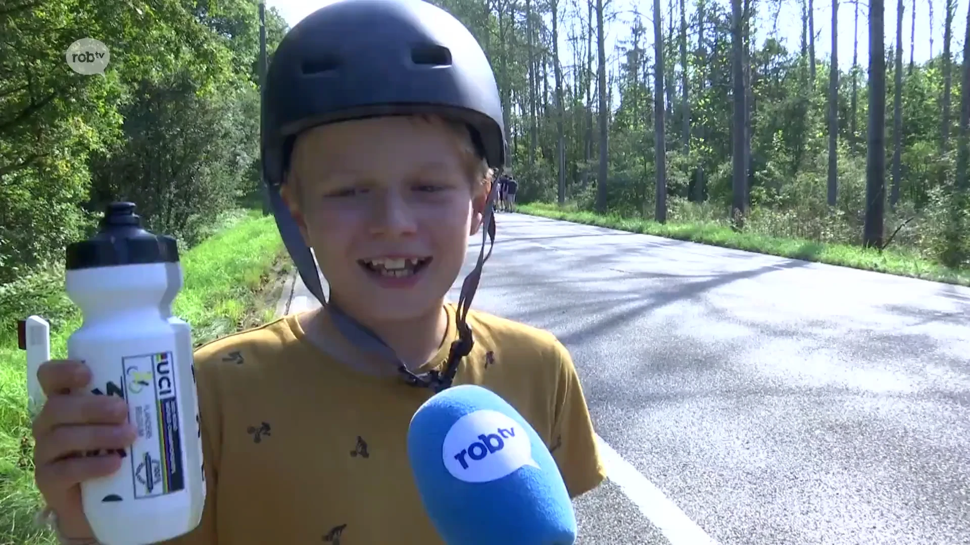 Jong en oud staat klaar aan waste-zone in Rotselaar om drinkbussen op te rapen