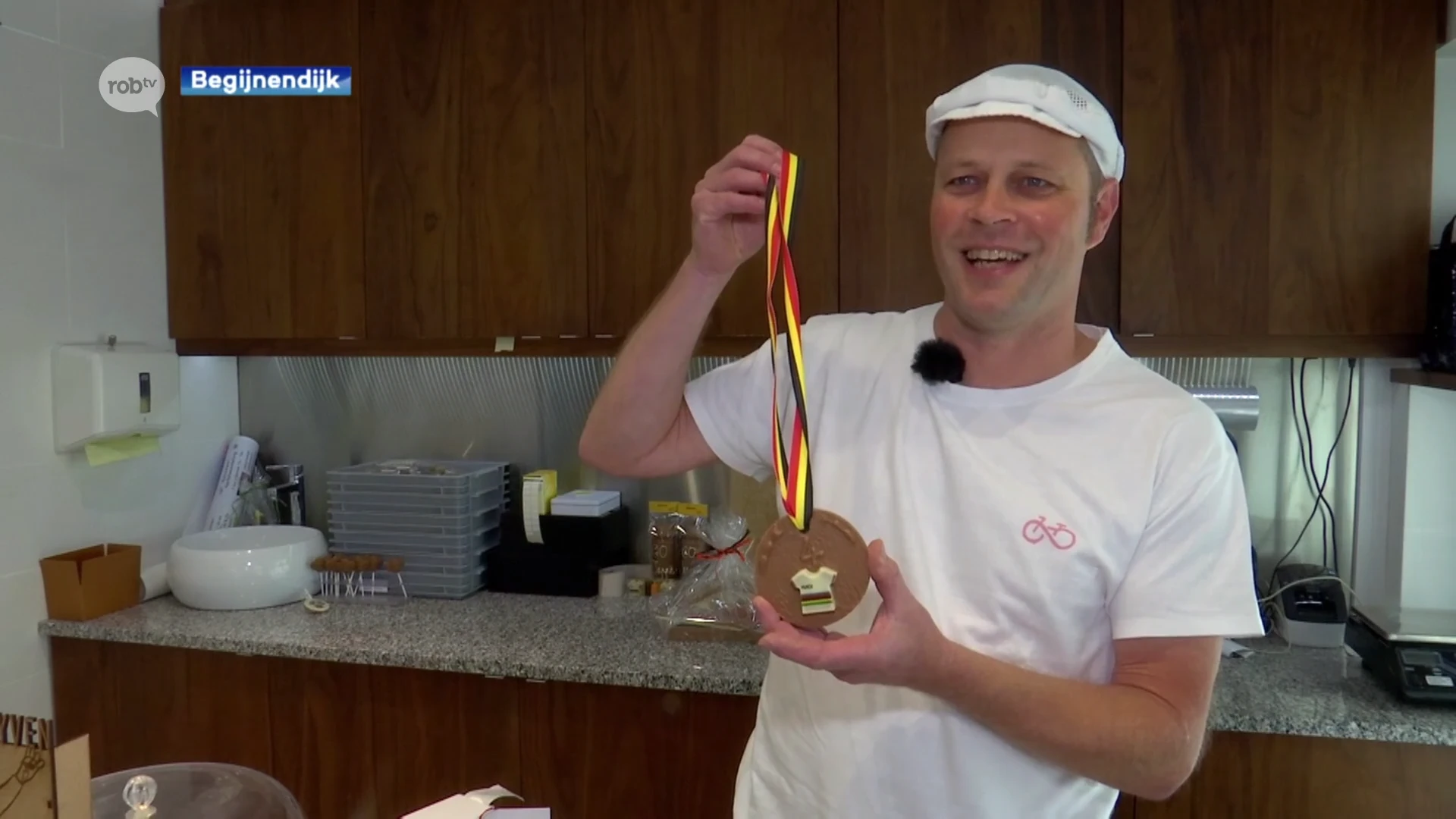 Nonkel Ivan Stuyven maakt chocolade medaille voor neef Jasper Stuyven