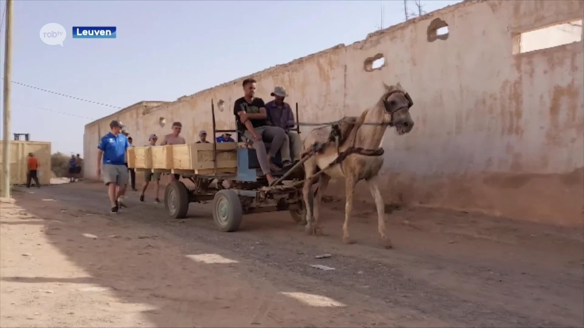 Solar Team KU Leuven vervoert zonnewagen met paard en kar in Marokko