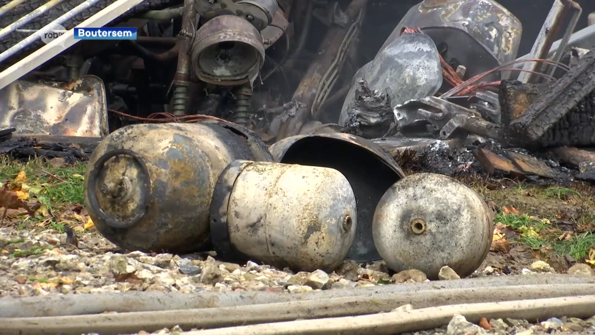 Kleine loods met motoren in brandt uit in Stationsstraat in Boutersem