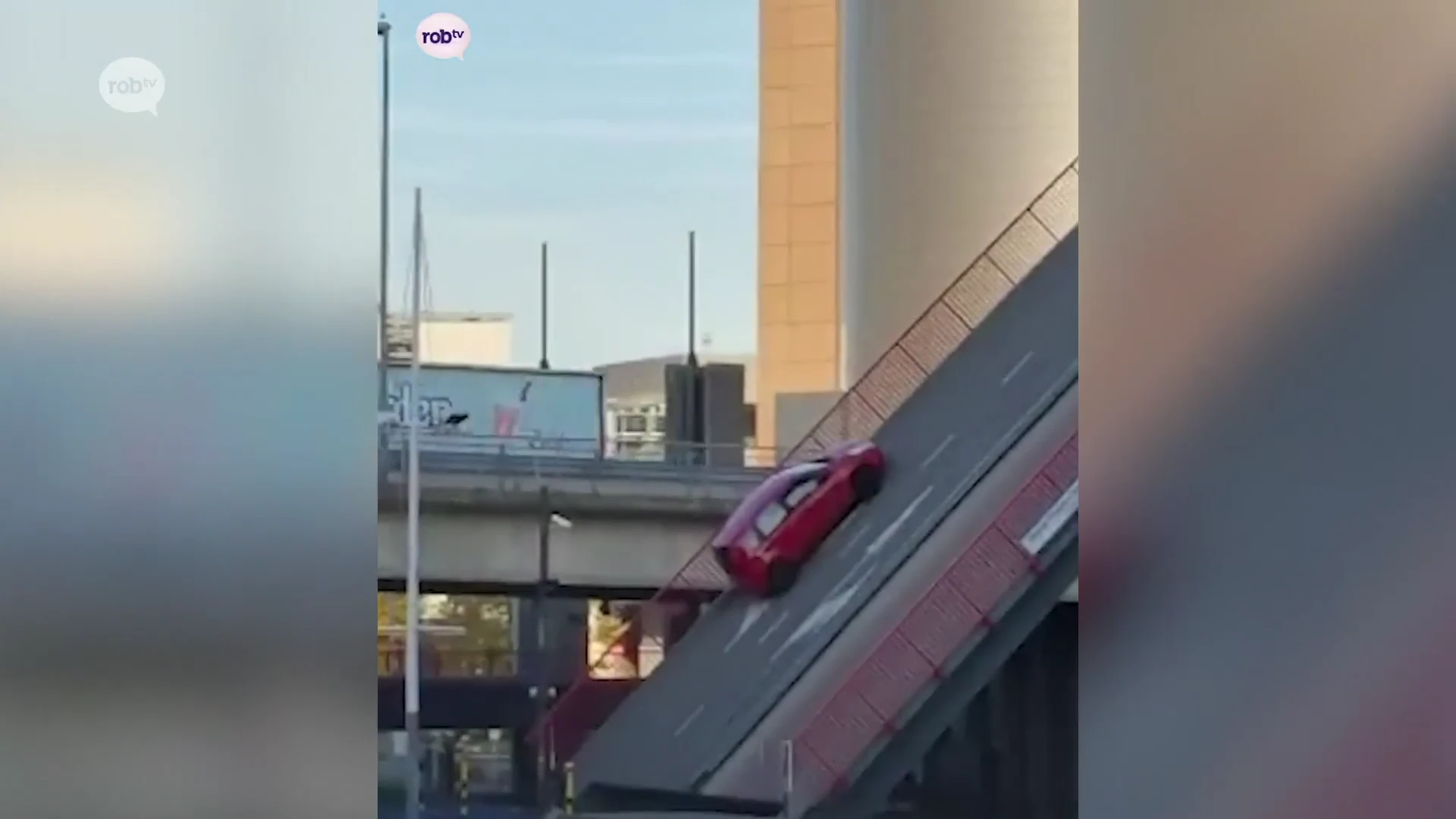 Nieuwe beelden opgedoken: auto belandt op dak na ongeval op brug aan de Vaart