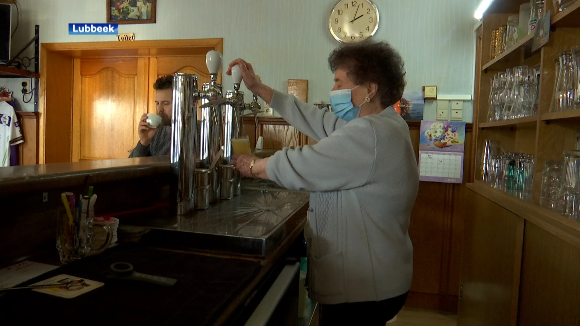 89 jaar en nog pinten tappen: dorpscafé De Witpen in Linden gaat definitief dicht