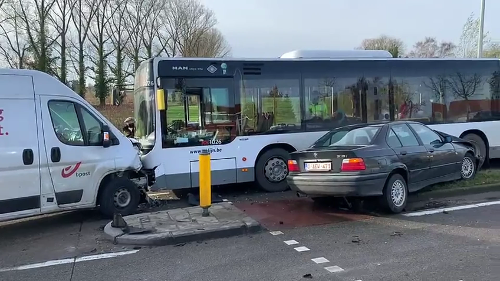 Lijnbus, bestelwagen en auto rijden op elkaar in op kruispunt Leuvenselaan in Tienen