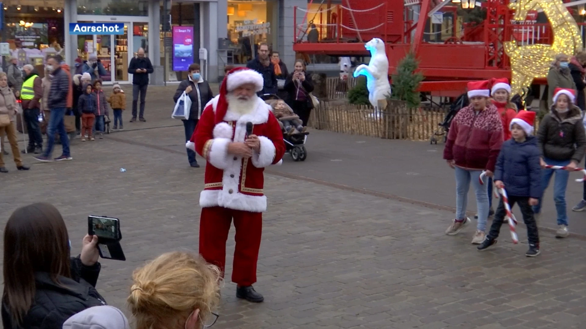 Kerstman en elfjes stelen de show in Aarschot tijdens flashmob op Grote Markt