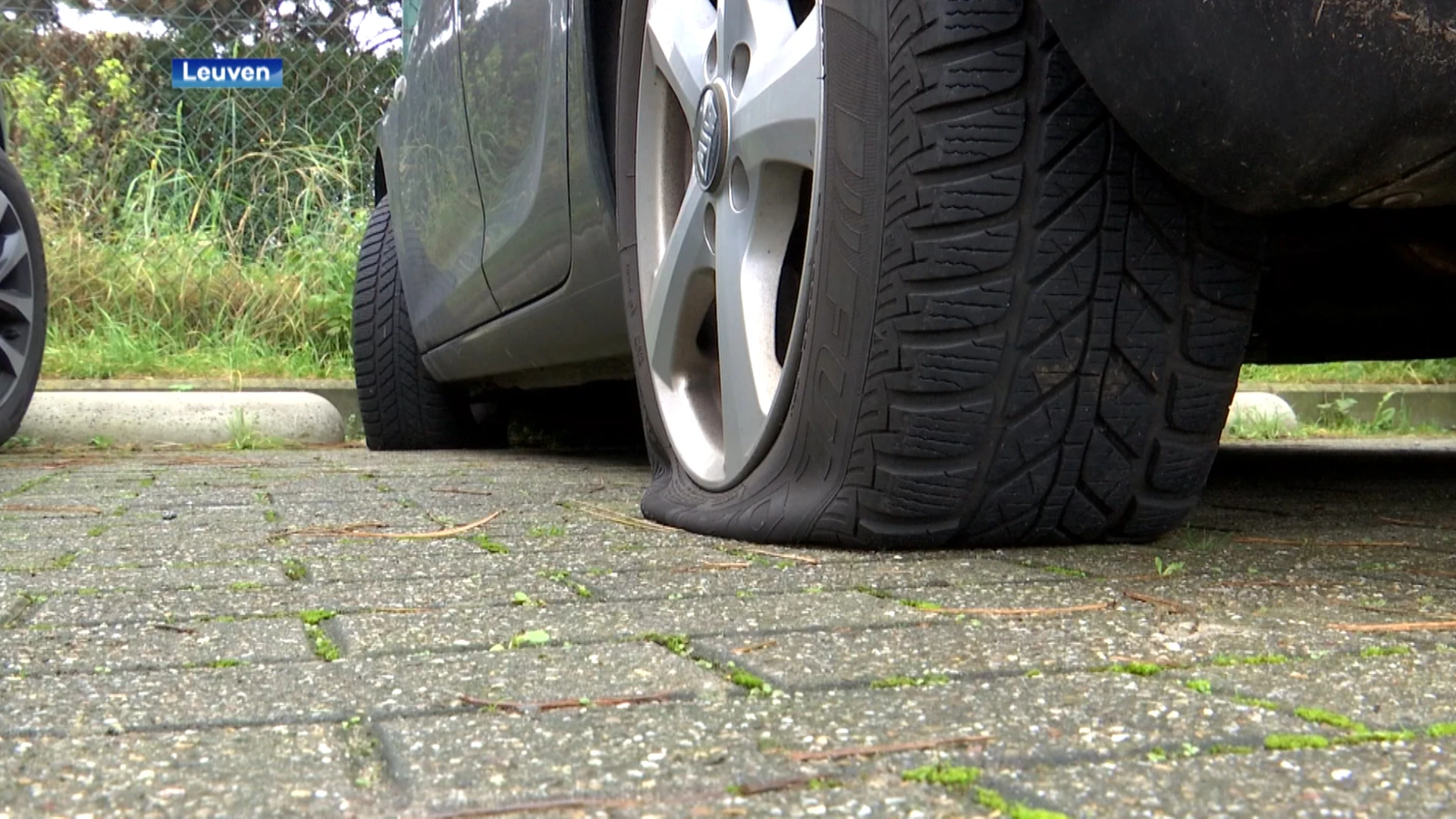 Vandalen steken banden van 15 auto's plat in Leuven, politie zoekt getuigen