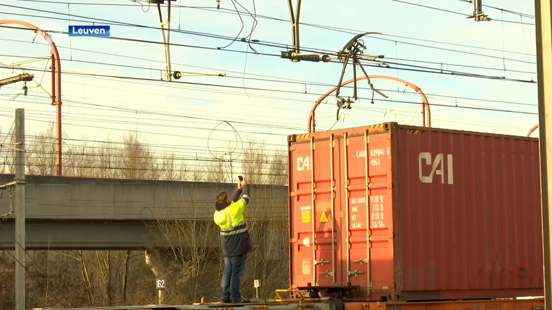 Hele dag hinder op spoorlijnen nadat goederentrein tegen bovenleiding rijdt aan station Leuven