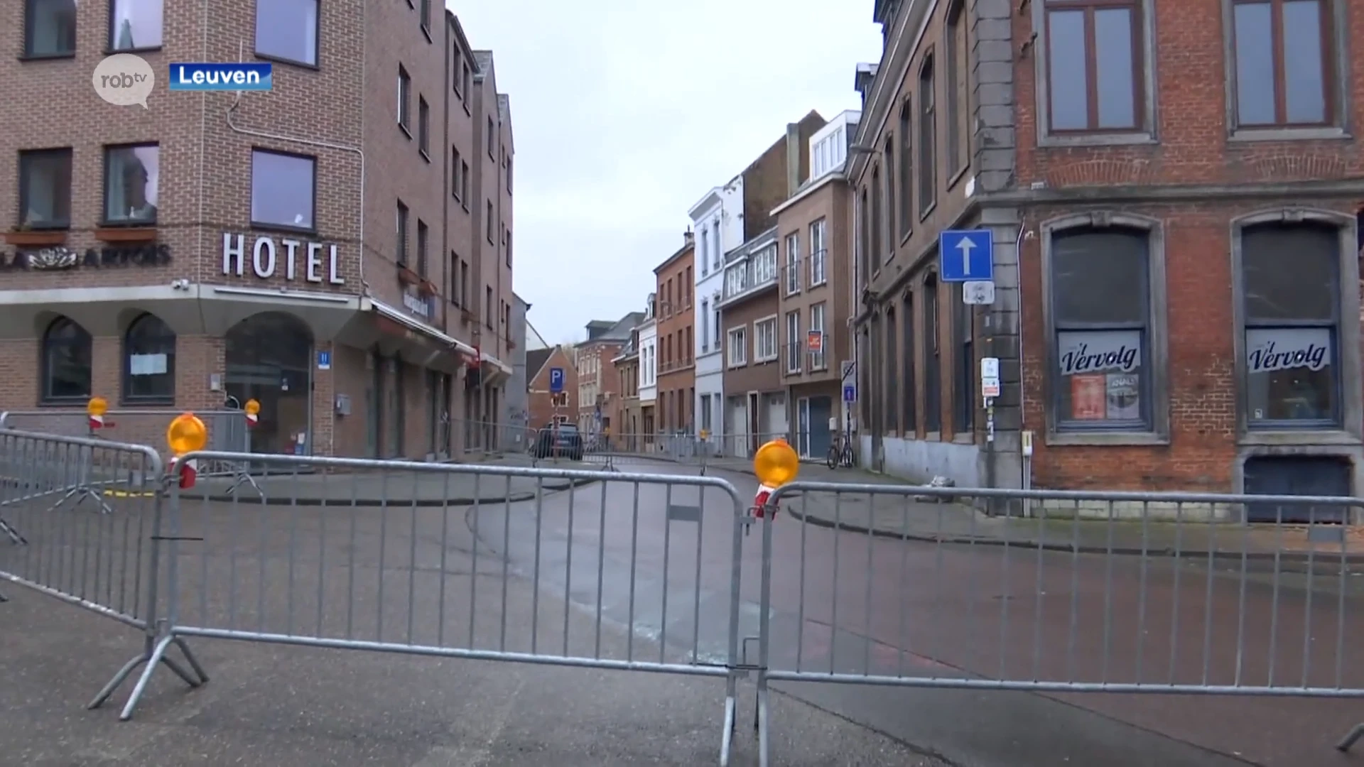 Schapenstraat in Leuven afgesloten door afbrokkelende stenen bij voormalig Café 't Vervolg
