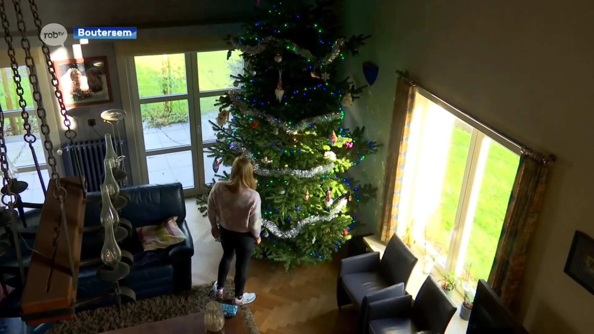 In Boutersem staat een boom van 5 meter hoog in huis: "Wij hebben graag een grote kerstboom"