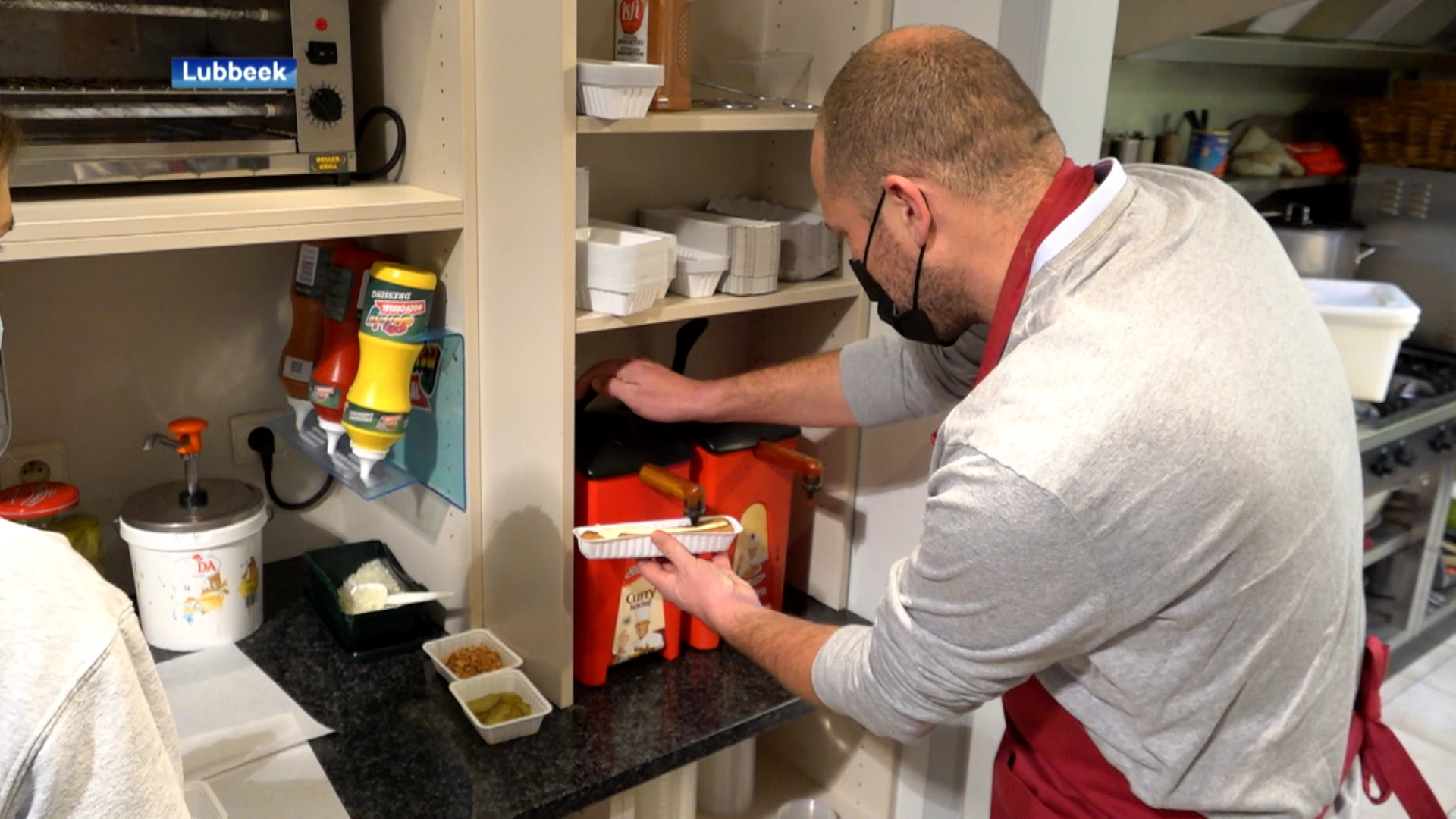 Theo Francken bakt frietjes in Lubbeek: "Uitbater vindt al weken geen werkkrachten"