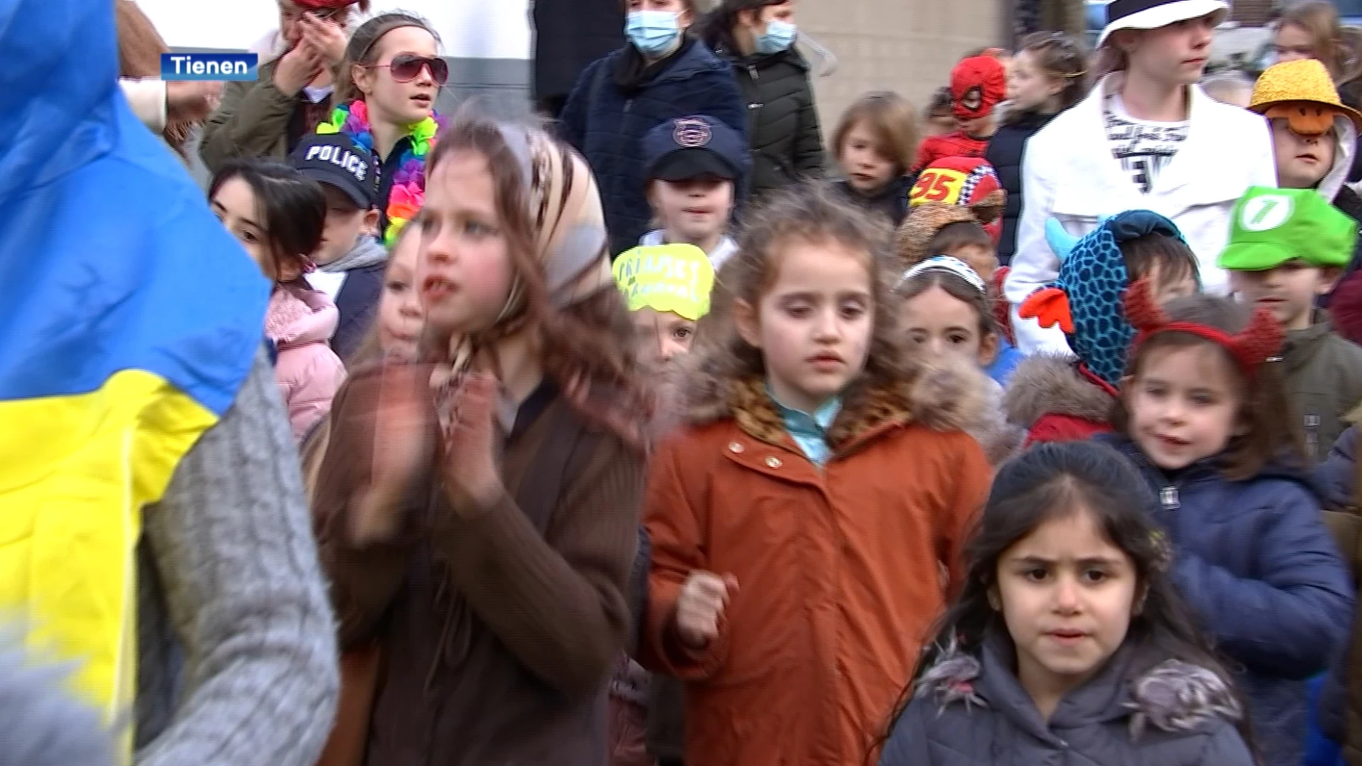 Kindercarnavalstoet Hakendover: "Ik vind het fijn dat we snoep kunnen gooien"