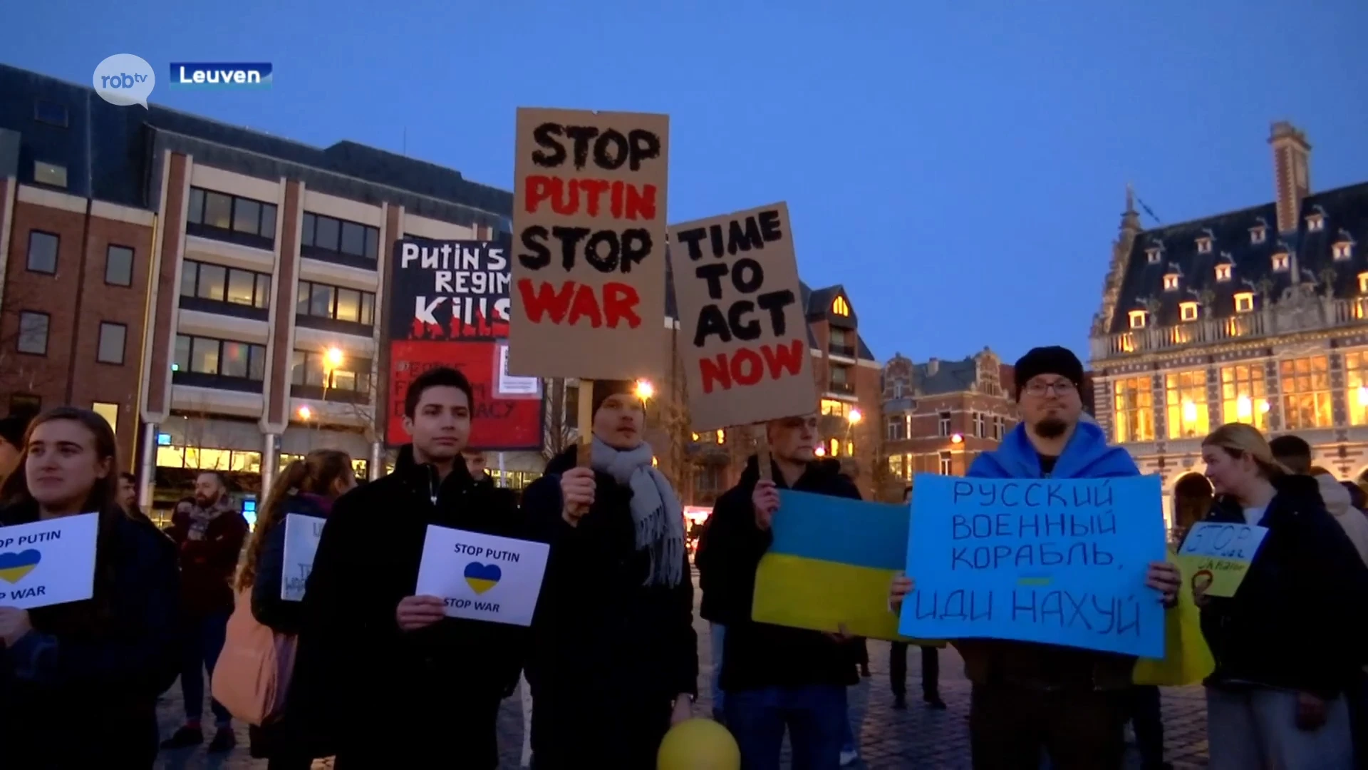 Oekraïners en sympathisanten protesteren tegen oorlog op het Ladeuzeplein in Leuven