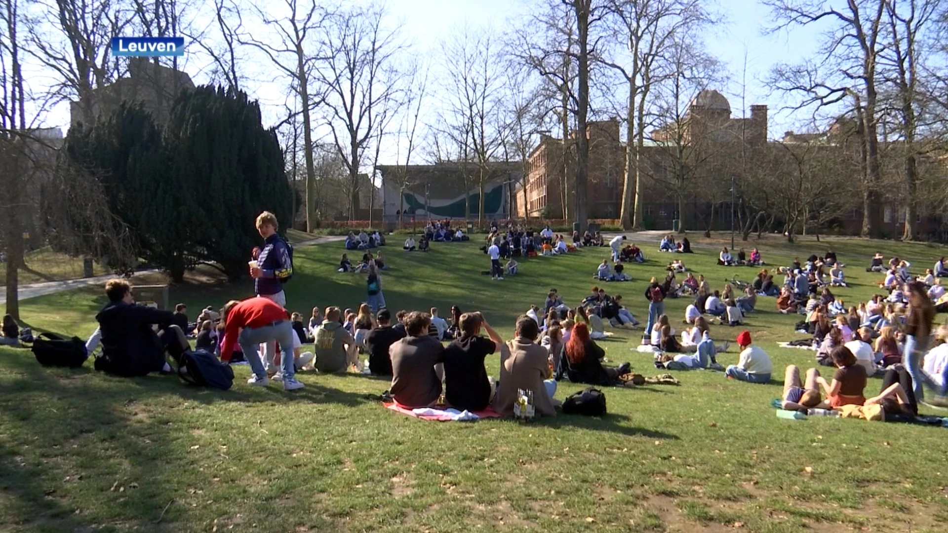 Studenten genieten van warme temperaturen in het stadspark