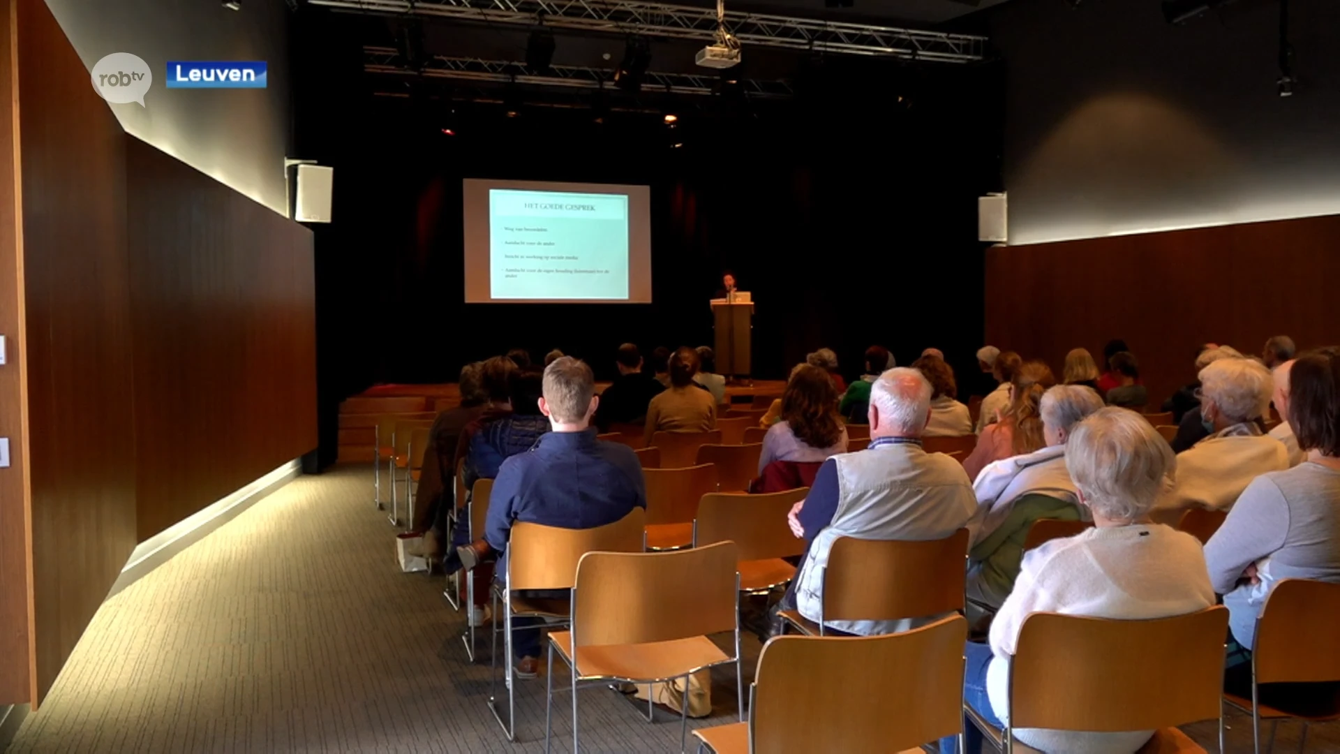 Tinneke Beeckman bijt spits af van "Tussen de Soep en de Feiten" in bibliotheek Tweebronnen in Leuven