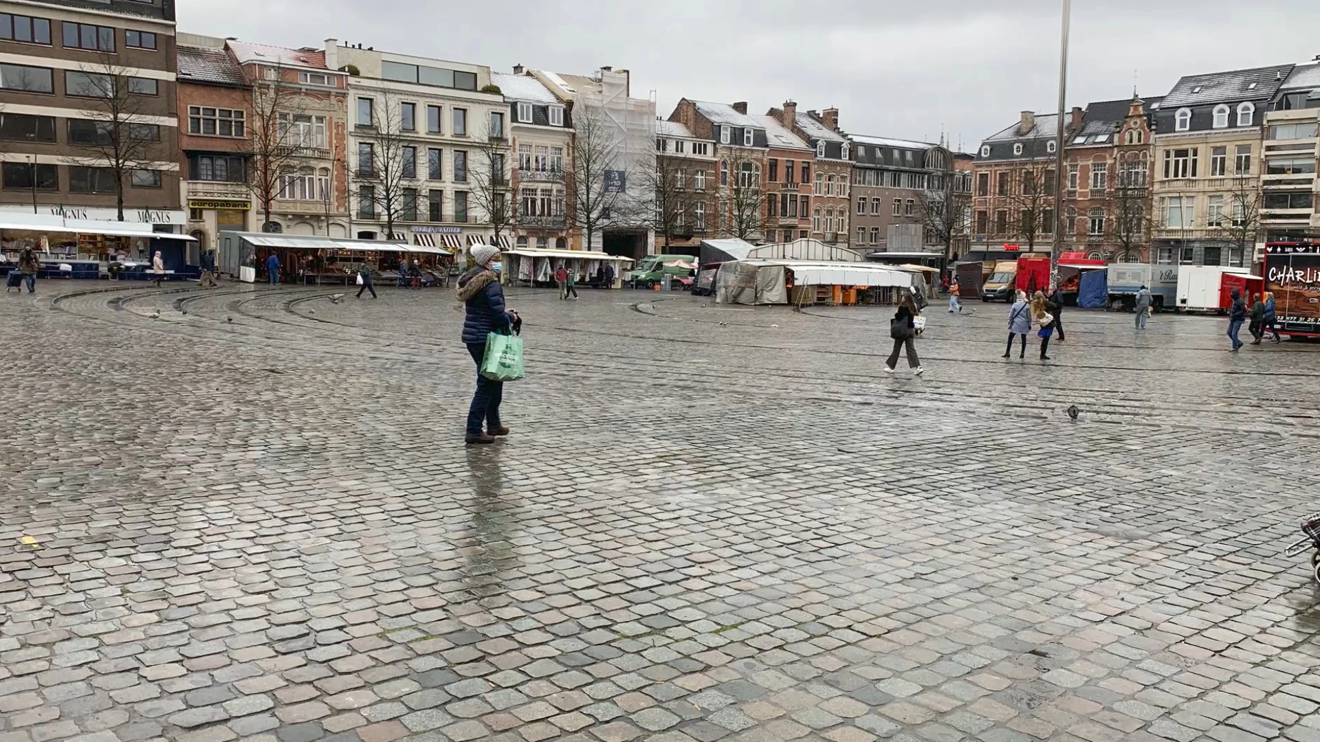 Aangekondigde sneeuw zorgt voor opvallend weinig marktkramers op Vrijdagmarkt in Leuven