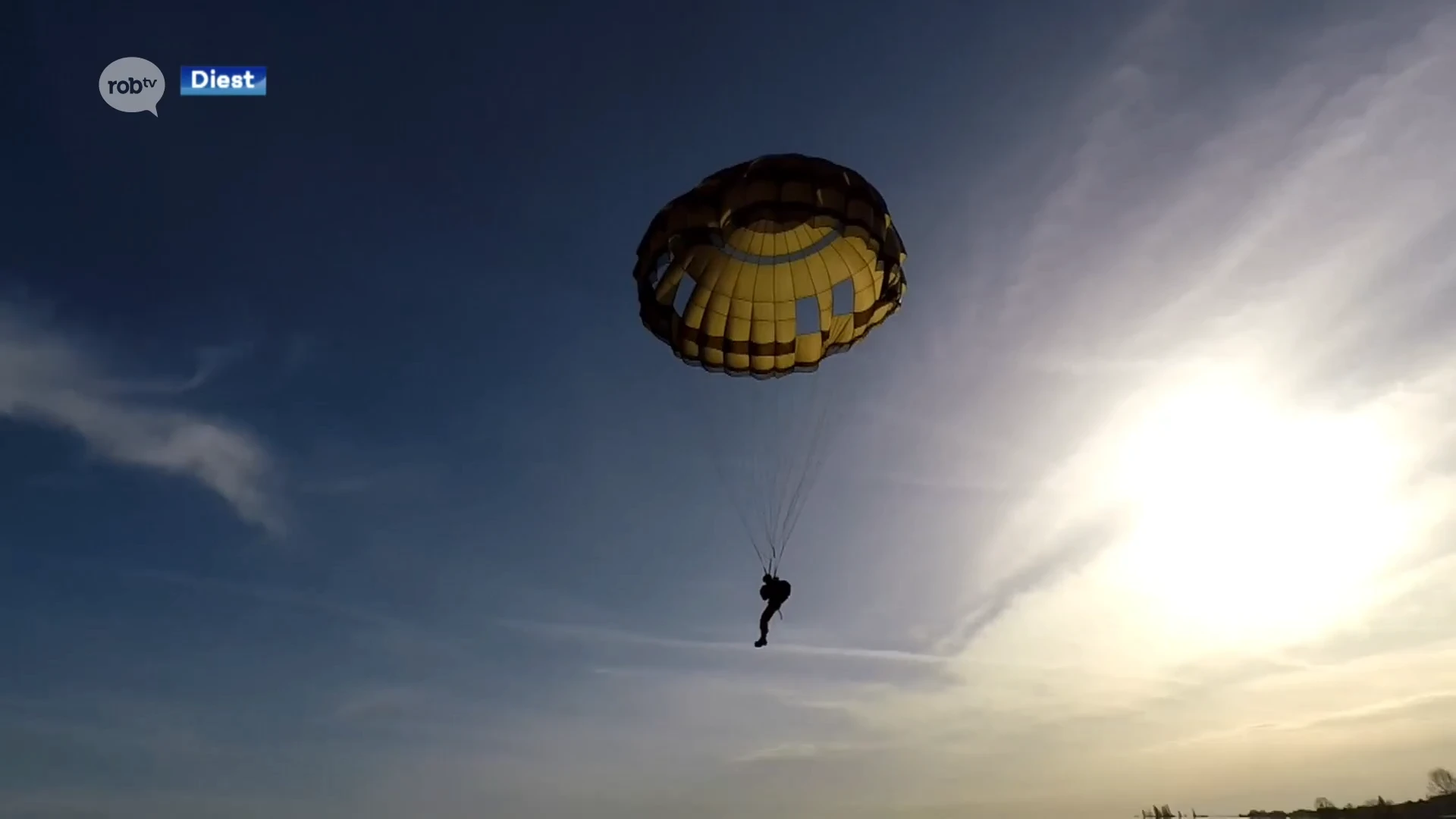 Meer dan 100 jongeren leren Defensie kennen en maken parachutesprong in Schaffen: "Dit gevoel is het beste dat er is"