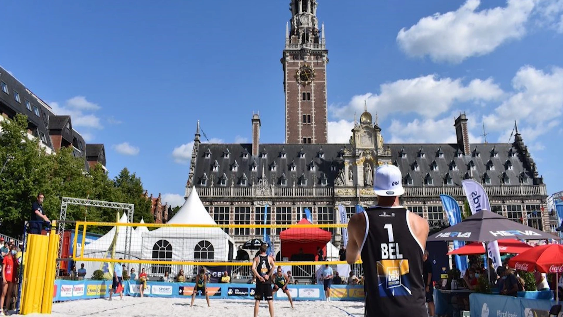 Ladeuzeplein Leuven wordt van 12 tot 24 juli opnieuw omgetoverd tot Leuven Beach