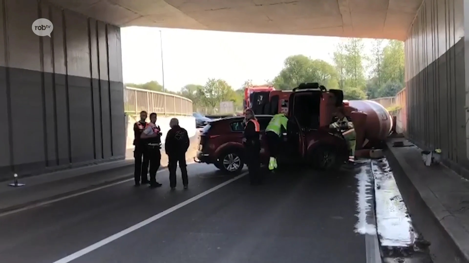 Aarschotsesteenweg in Leuven afgesloten aan het Vuntcomplex na ongeval met gekantelde betonmixer