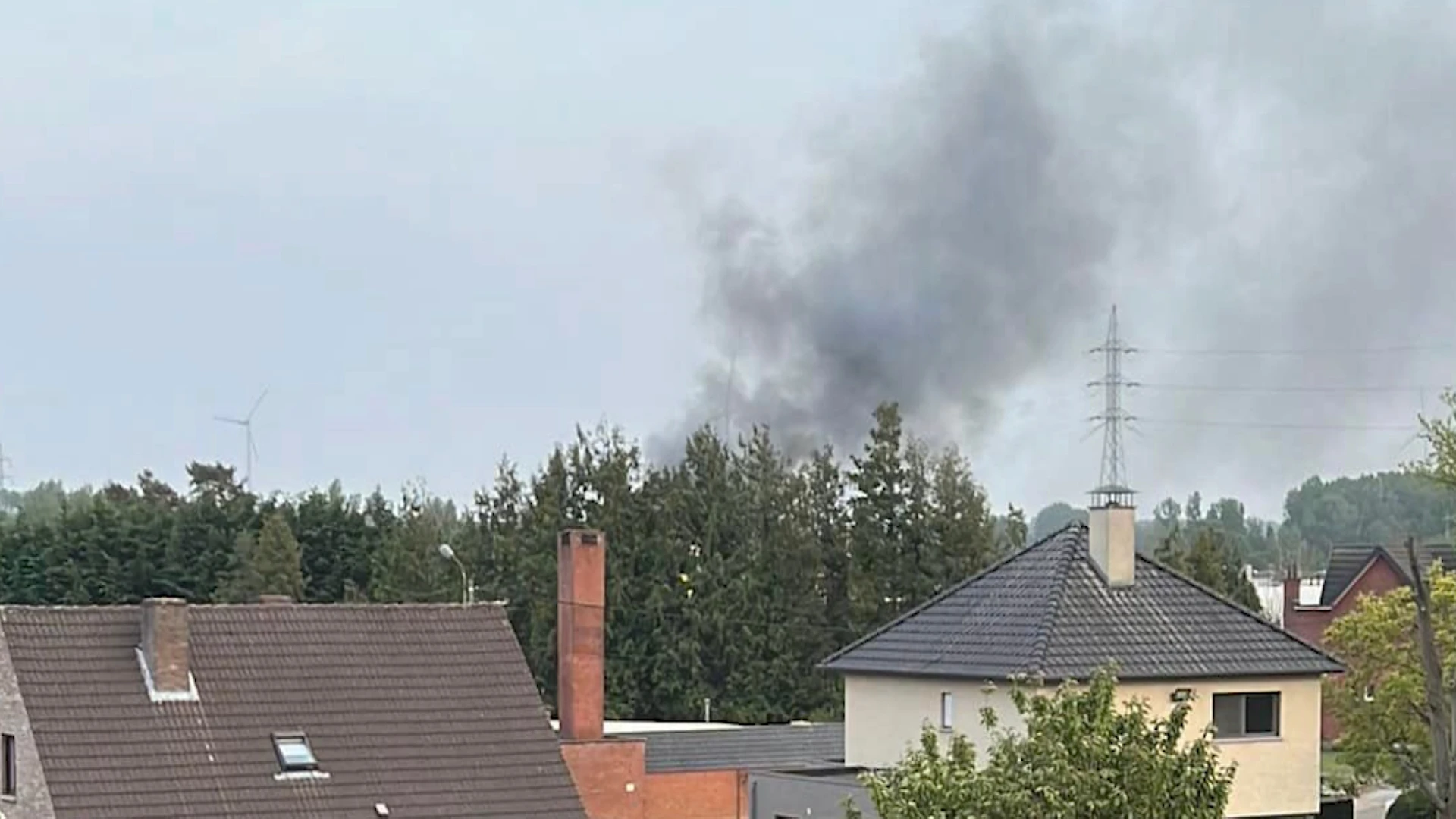 Onbekenden stichtten gisterenavond brand bij takeldienst op Leuvensesteenweg in Diest