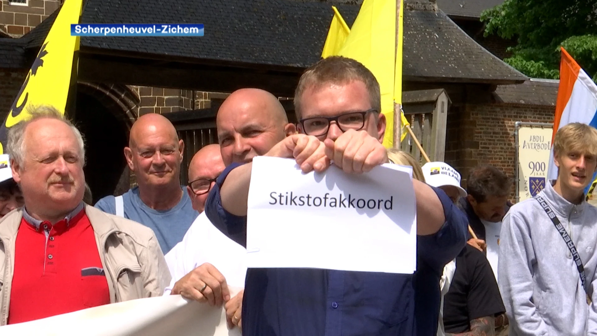 Vlaams Belang protesteert aan abdij van Averbode: "Dit kan niet. We moeten als voltallige gemeenteraad toch een signaal geven"